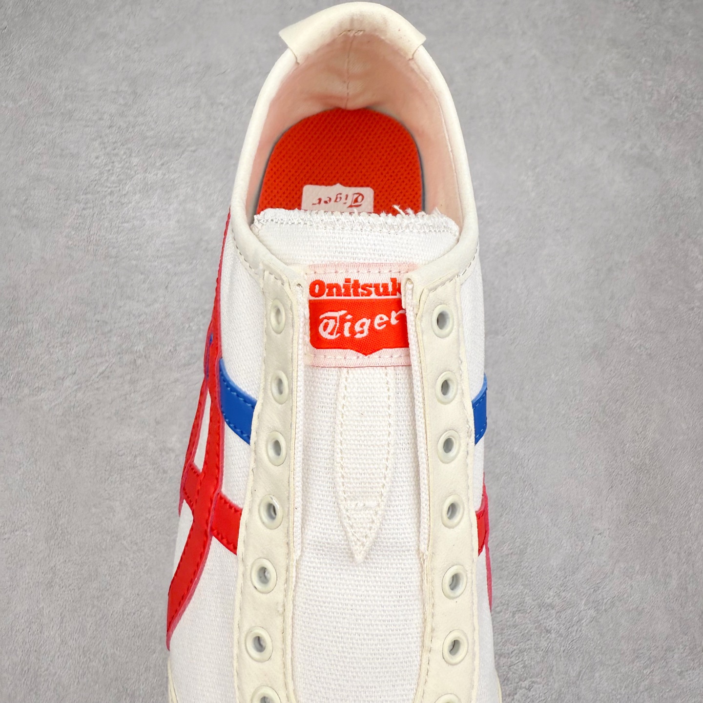 图片[5]-＃C版 Asics Onitsuka Tiger MEXICO 66 亚瑟士鬼冢虎复古经典板鞋 CNY 龙年限定 白红 市场王者选手 海外订单工厂出品 长期生产补货永不断码 超成熟稳定的做工品控 原装全套纸板楦头开发 原汁原味 完美呈现版型 私模正确鞋底咬花纹路 一比一鞋头弧度高度鞋身弧度 绝不口嗨 细节品控鞋型随意秒杀市面 原档咬花纹路私模大底 一个单元有六个三角形 总体形拼接呈现花瓣状 官方四联吊牌 原装Ortholite轻量化鞋垫 原盒原配 质保卡 说明书 钢印防尘纸 纸板中底带钢印 乳胶组合鞋垫 支持全方位的对比专柜 产品从款式颜色造型上体现出追求舒适和细节的完美 鞋类更是推崇手工制作的严谨与完美 融舒适性与可穿性的设计风格 注重细节的完美和别致魅力 既保持稳重 又不失轻松的时尚感 尺码：36 37 37.5 38 39 39.5 40 40.5 41.5 42 42.5 43.5 44 45-选品中心