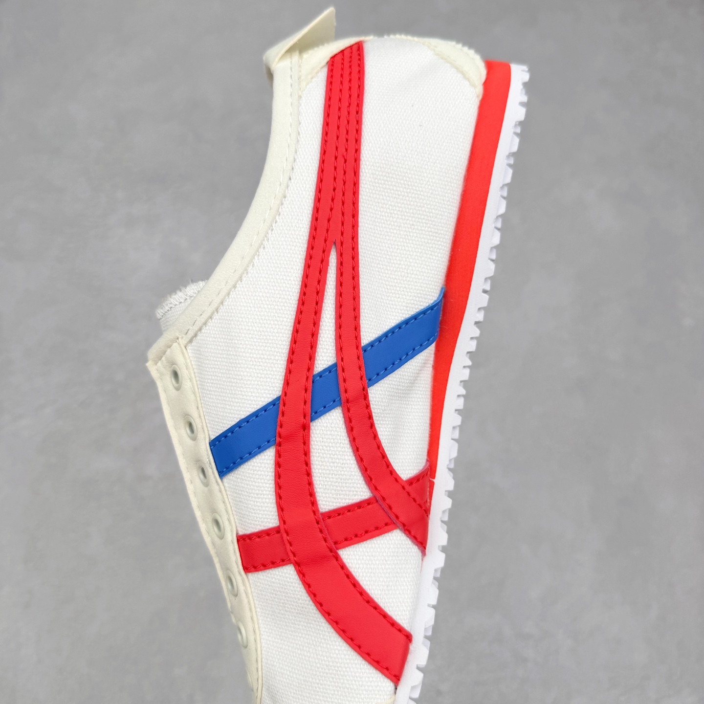 图片[7]-＃C版 Asics Onitsuka Tiger MEXICO 66 亚瑟士鬼冢虎复古经典板鞋 CNY 龙年限定 白红 市场王者选手 海外订单工厂出品 长期生产补货永不断码 超成熟稳定的做工品控 原装全套纸板楦头开发 原汁原味 完美呈现版型 私模正确鞋底咬花纹路 一比一鞋头弧度高度鞋身弧度 绝不口嗨 细节品控鞋型随意秒杀市面 原档咬花纹路私模大底 一个单元有六个三角形 总体形拼接呈现花瓣状 官方四联吊牌 原装Ortholite轻量化鞋垫 原盒原配 质保卡 说明书 钢印防尘纸 纸板中底带钢印 乳胶组合鞋垫 支持全方位的对比专柜 产品从款式颜色造型上体现出追求舒适和细节的完美 鞋类更是推崇手工制作的严谨与完美 融舒适性与可穿性的设计风格 注重细节的完美和别致魅力 既保持稳重 又不失轻松的时尚感 尺码：36 37 37.5 38 39 39.5 40 40.5 41.5 42 42.5 43.5 44 45-选品中心