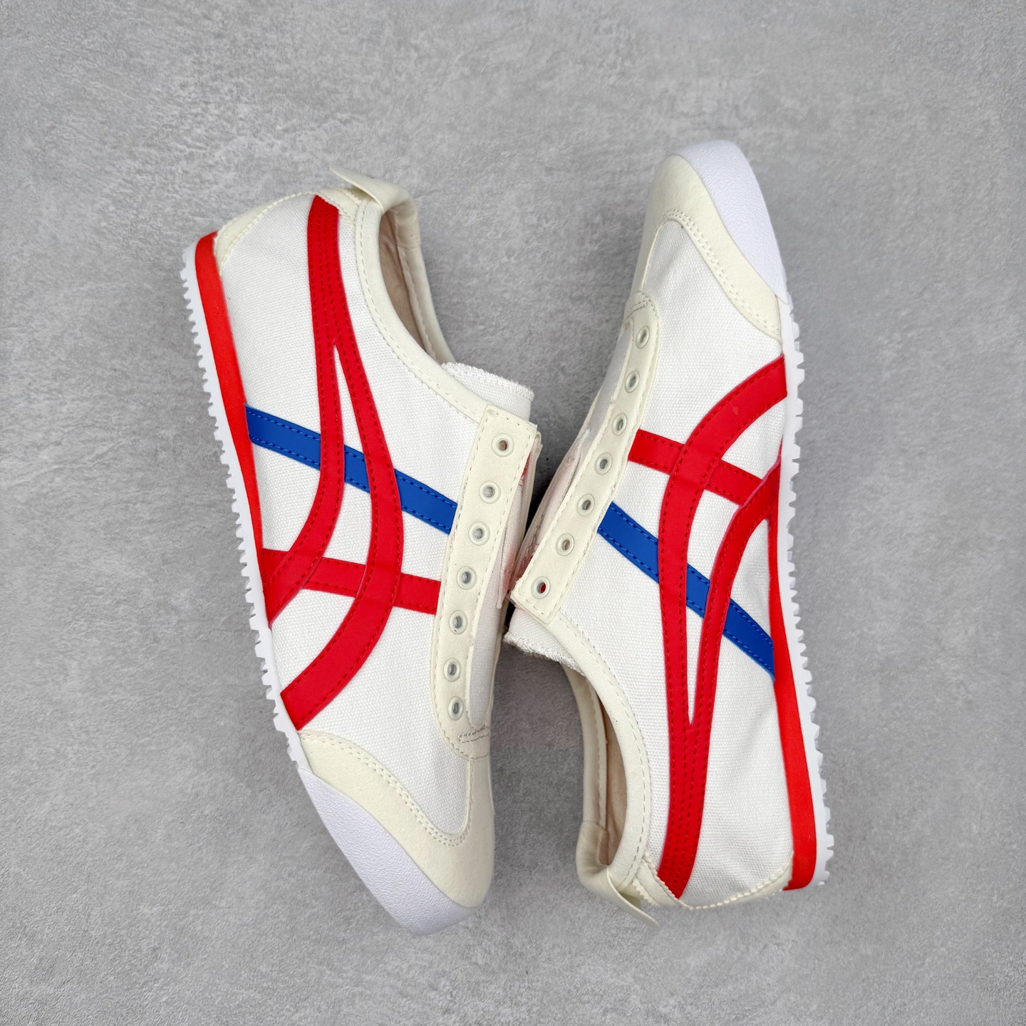 图片[3]-＃C版 Asics Onitsuka Tiger MEXICO 66 亚瑟士鬼冢虎复古经典板鞋 CNY 龙年限定 白红 市场王者选手 海外订单工厂出品 长期生产补货永不断码 超成熟稳定的做工品控 原装全套纸板楦头开发 原汁原味 完美呈现版型 私模正确鞋底咬花纹路 一比一鞋头弧度高度鞋身弧度 绝不口嗨 细节品控鞋型随意秒杀市面 原档咬花纹路私模大底 一个单元有六个三角形 总体形拼接呈现花瓣状 官方四联吊牌 原装Ortholite轻量化鞋垫 原盒原配 质保卡 说明书 钢印防尘纸 纸板中底带钢印 乳胶组合鞋垫 支持全方位的对比专柜 产品从款式颜色造型上体现出追求舒适和细节的完美 鞋类更是推崇手工制作的严谨与完美 融舒适性与可穿性的设计风格 注重细节的完美和别致魅力 既保持稳重 又不失轻松的时尚感 尺码：36 37 37.5 38 39 39.5 40 40.5 41.5 42 42.5 43.5 44 45-选品中心