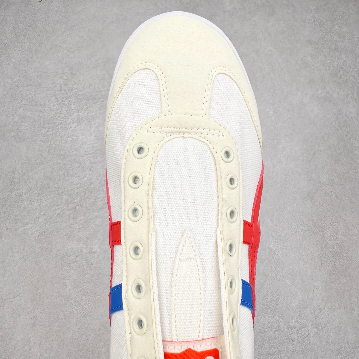 图片[4]-＃C版 Asics Onitsuka Tiger MEXICO 66 亚瑟士鬼冢虎复古经典板鞋 CNY 龙年限定 白红 市场王者选手 海外订单工厂出品 长期生产补货永不断码 超成熟稳定的做工品控 原装全套纸板楦头开发 原汁原味 完美呈现版型 私模正确鞋底咬花纹路 一比一鞋头弧度高度鞋身弧度 绝不口嗨 细节品控鞋型随意秒杀市面 原档咬花纹路私模大底 一个单元有六个三角形 总体形拼接呈现花瓣状 官方四联吊牌 原装Ortholite轻量化鞋垫 原盒原配 质保卡 说明书 钢印防尘纸 纸板中底带钢印 乳胶组合鞋垫 支持全方位的对比专柜 产品从款式颜色造型上体现出追求舒适和细节的完美 鞋类更是推崇手工制作的严谨与完美 融舒适性与可穿性的设计风格 注重细节的完美和别致魅力 既保持稳重 又不失轻松的时尚感 尺码：36 37 37.5 38 39 39.5 40 40.5 41.5 42 42.5 43.5 44 45-选品中心