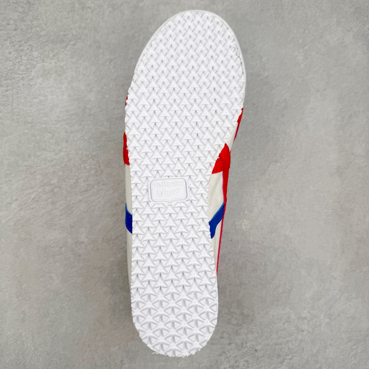 图片[9]-＃C版 Asics Onitsuka Tiger MEXICO 66 亚瑟士鬼冢虎复古经典板鞋 CNY 龙年限定 白红 市场王者选手 海外订单工厂出品 长期生产补货永不断码 超成熟稳定的做工品控 原装全套纸板楦头开发 原汁原味 完美呈现版型 私模正确鞋底咬花纹路 一比一鞋头弧度高度鞋身弧度 绝不口嗨 细节品控鞋型随意秒杀市面 原档咬花纹路私模大底 一个单元有六个三角形 总体形拼接呈现花瓣状 官方四联吊牌 原装Ortholite轻量化鞋垫 原盒原配 质保卡 说明书 钢印防尘纸 纸板中底带钢印 乳胶组合鞋垫 支持全方位的对比专柜 产品从款式颜色造型上体现出追求舒适和细节的完美 鞋类更是推崇手工制作的严谨与完美 融舒适性与可穿性的设计风格 注重细节的完美和别致魅力 既保持稳重 又不失轻松的时尚感 尺码：36 37 37.5 38 39 39.5 40 40.5 41.5 42 42.5 43.5 44 45-选品中心