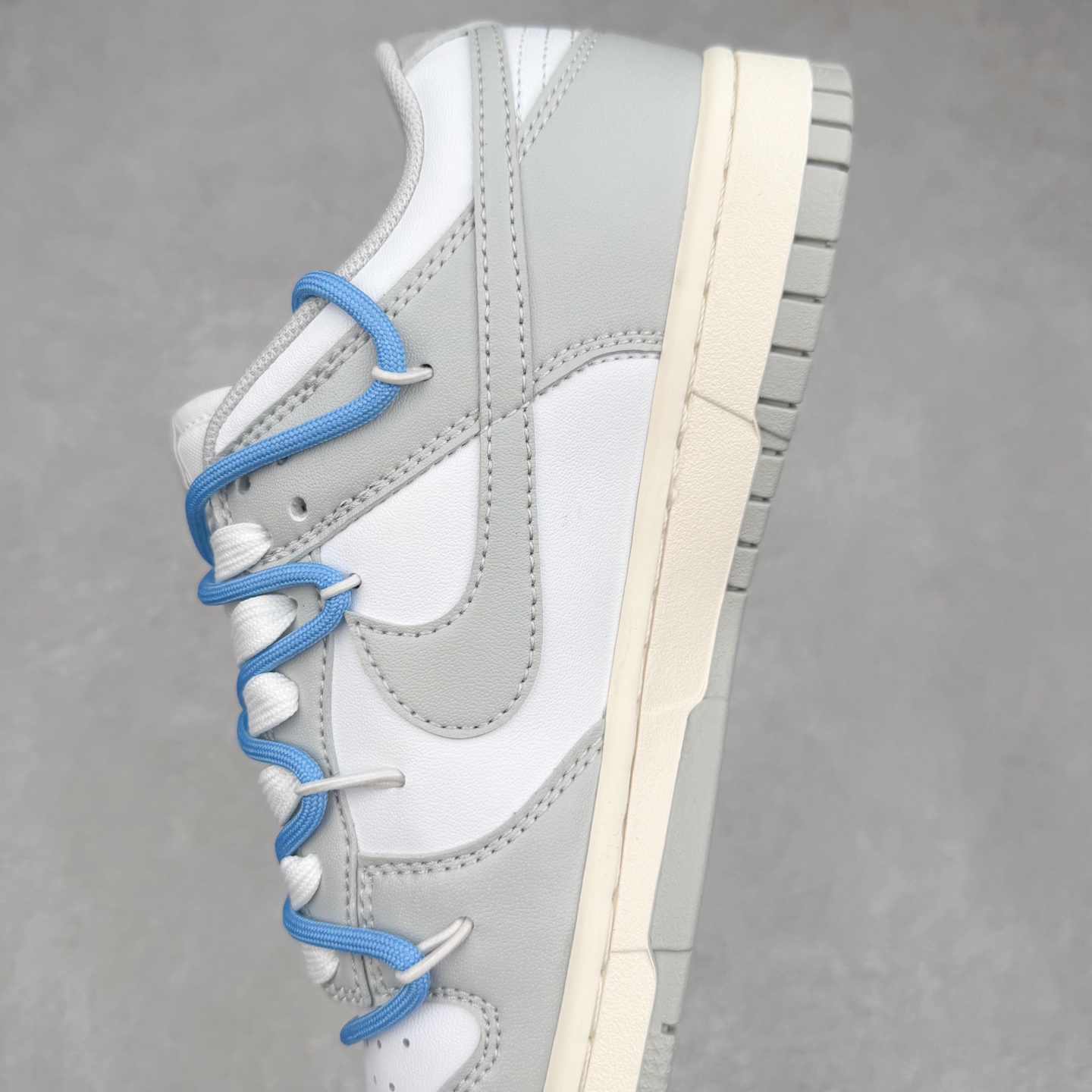 图片[7]-NK Dunk Low DD1391-103 定制系列天花板 无原鞋不开发 全系列得物原鞋一比一校对开发 配色持续更新中 终端对接 优势输出 全套原厂楦头原纸板数据档案倾力打造 原汁原味莞产 极致还原 圈内最强针车工艺 高端零售指定版 广东原厂配套原盒原标 鞋盒分三个尺码段 原厂冲刀 超高清洁度 全鞋零毛边皮料切割 采用原厂百宏鞋带以及原厂百宏织唛舌标 内标可供原厂几率过验 进口原装条纹中底布 四线拉帮白色点胶 原厂拉帮手法遵循公司 原厂电绣 极致还原 尺码：36 36.5 37.5 38 38.5 39 40 40.5 41 42 42.5 43 44 44.5 45 46-选品中心