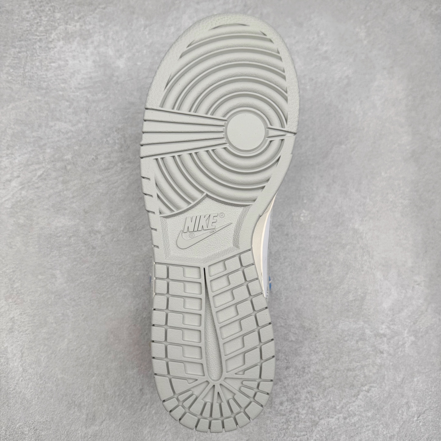 图片[9]-NK Dunk Low DD1391-103 定制系列天花板 无原鞋不开发 全系列得物原鞋一比一校对开发 配色持续更新中 终端对接 优势输出 全套原厂楦头原纸板数据档案倾力打造 原汁原味莞产 极致还原 圈内最强针车工艺 高端零售指定版 广东原厂配套原盒原标 鞋盒分三个尺码段 原厂冲刀 超高清洁度 全鞋零毛边皮料切割 采用原厂百宏鞋带以及原厂百宏织唛舌标 内标可供原厂几率过验 进口原装条纹中底布 四线拉帮白色点胶 原厂拉帮手法遵循公司 原厂电绣 极致还原 尺码：36 36.5 37.5 38 38.5 39 40 40.5 41 42 42.5 43 44 44.5 45 46-选品中心