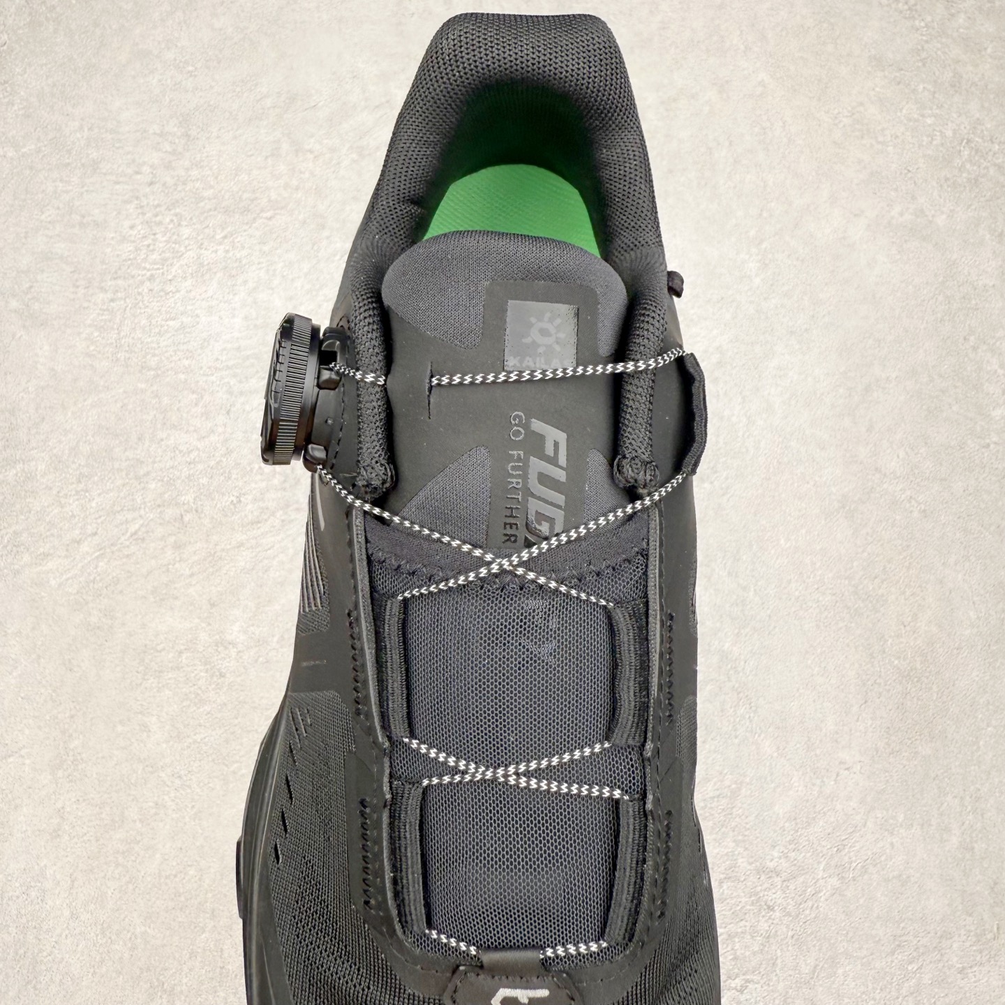 图片[5]-KAILAS FUGA DU BOA 凯乐石 黑山大坡王越野机能跑鞋 这双黑山整体呈现了多样的黑灰银搭配 鞋面主体部分采用网状薄翼材质中底是大坡王最具特色的山形结构 鞋带采用 BOA 旋钮快速穿脱系统 Vibram Megagrip 延续大坡王超强抓地 多重元素组合而成的造型和颜色设计让整双鞋观感丰富而又统一 整双鞋的技术和材料应用使得科技感十足颜色和脚感适合各类场景和场所穿着！ 尺码：36 36.5 37 37.5 38 39 39.5 40 41 41.5 42 42.5 43 44 44.5 45-选品中心