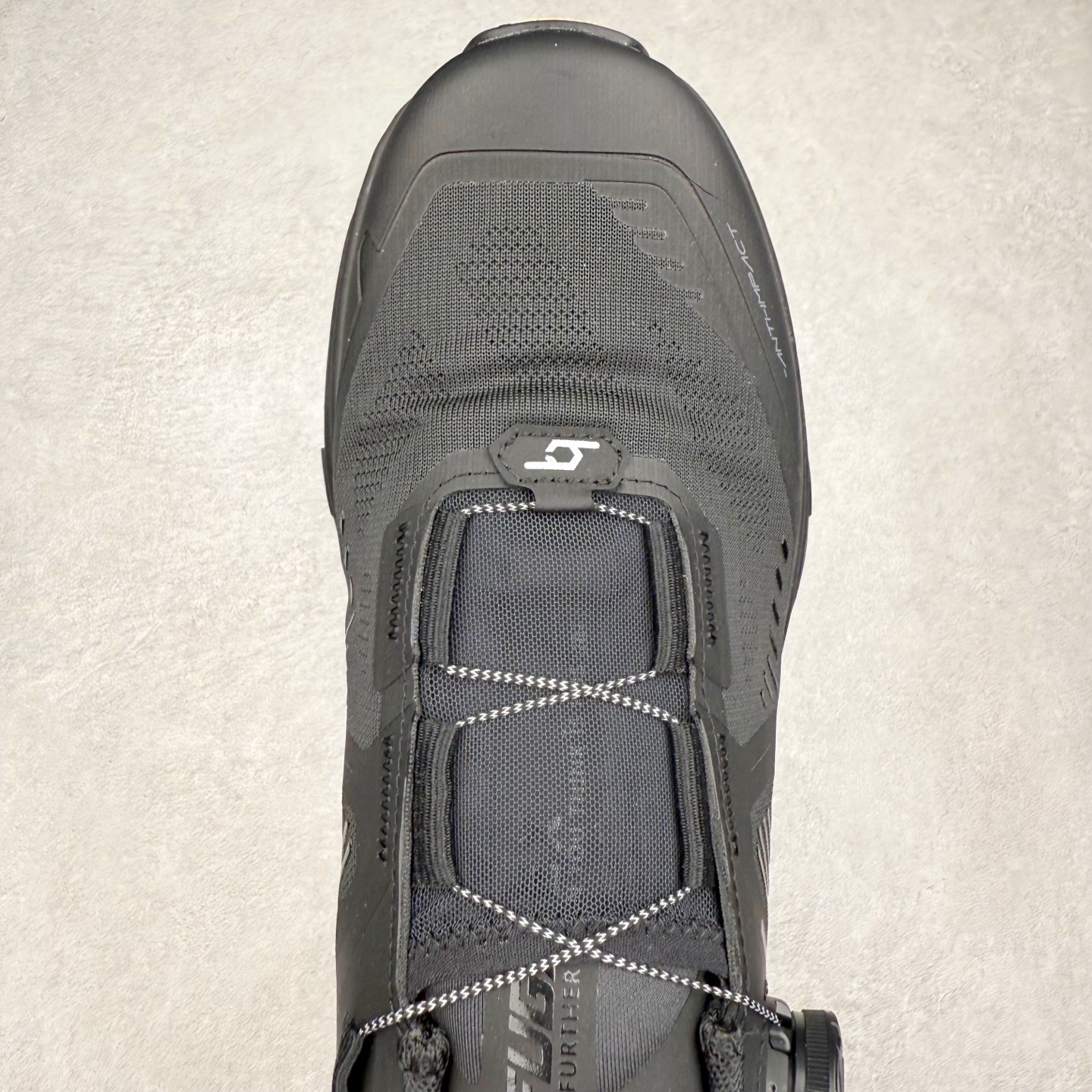 图片[4]-KAILAS FUGA DU BOA 凯乐石 黑山大坡王越野机能跑鞋 这双黑山整体呈现了多样的黑灰银搭配 鞋面主体部分采用网状薄翼材质中底是大坡王最具特色的山形结构 鞋带采用 BOA 旋钮快速穿脱系统 Vibram Megagrip 延续大坡王超强抓地 多重元素组合而成的造型和颜色设计让整双鞋观感丰富而又统一 整双鞋的技术和材料应用使得科技感十足颜色和脚感适合各类场景和场所穿着！ 尺码：36 36.5 37 37.5 38 39 39.5 40 41 41.5 42 42.5 43 44 44.5 45-选品中心