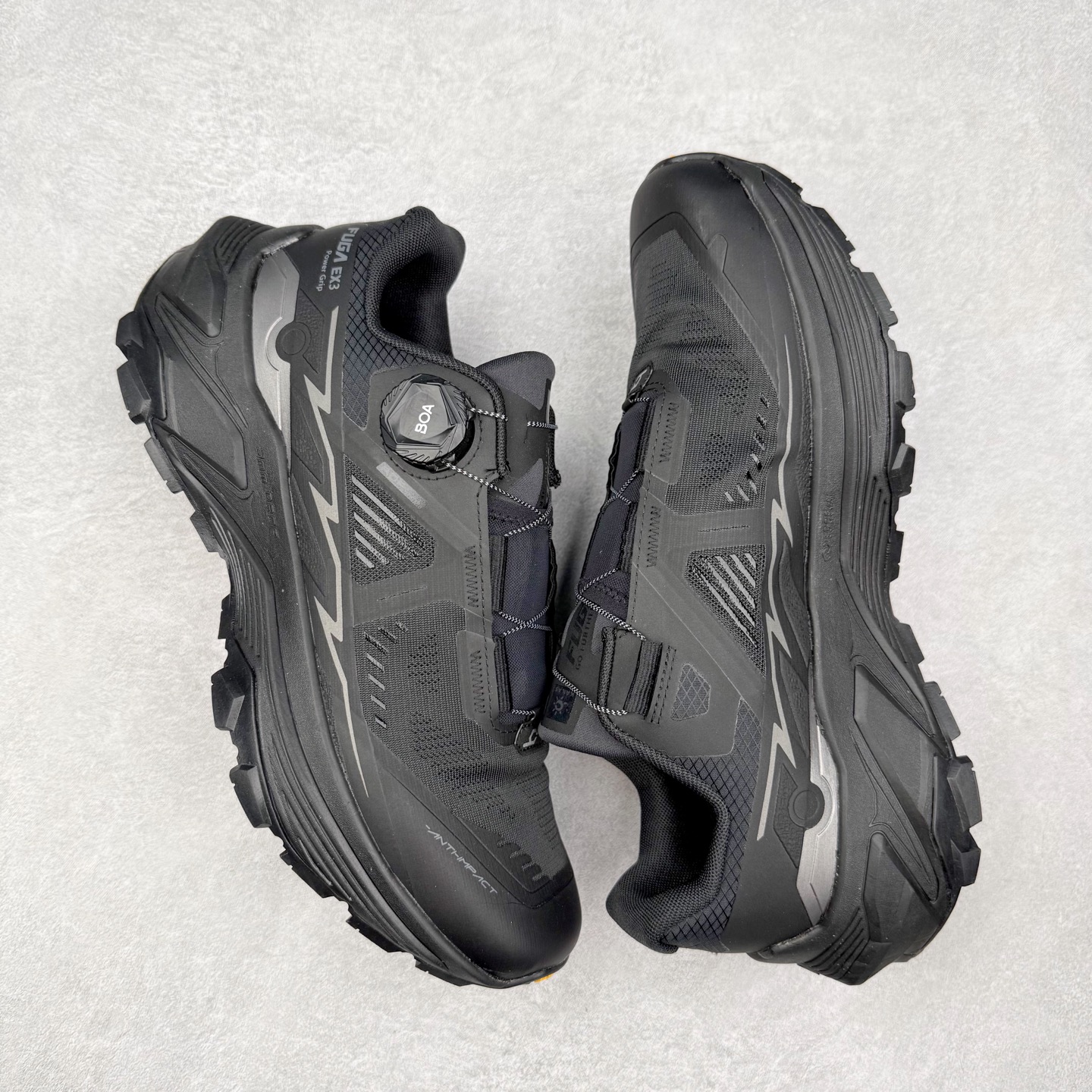 图片[3]-KAILAS FUGA DU BOA 凯乐石 黑山大坡王越野机能跑鞋 这双黑山整体呈现了多样的黑灰银搭配 鞋面主体部分采用网状薄翼材质中底是大坡王最具特色的山形结构 鞋带采用 BOA 旋钮快速穿脱系统 Vibram Megagrip 延续大坡王超强抓地 多重元素组合而成的造型和颜色设计让整双鞋观感丰富而又统一 整双鞋的技术和材料应用使得科技感十足颜色和脚感适合各类场景和场所穿着！ 尺码：36 36.5 37 37.5 38 39 39.5 40 41 41.5 42 42.5 43 44 44.5 45-选品中心