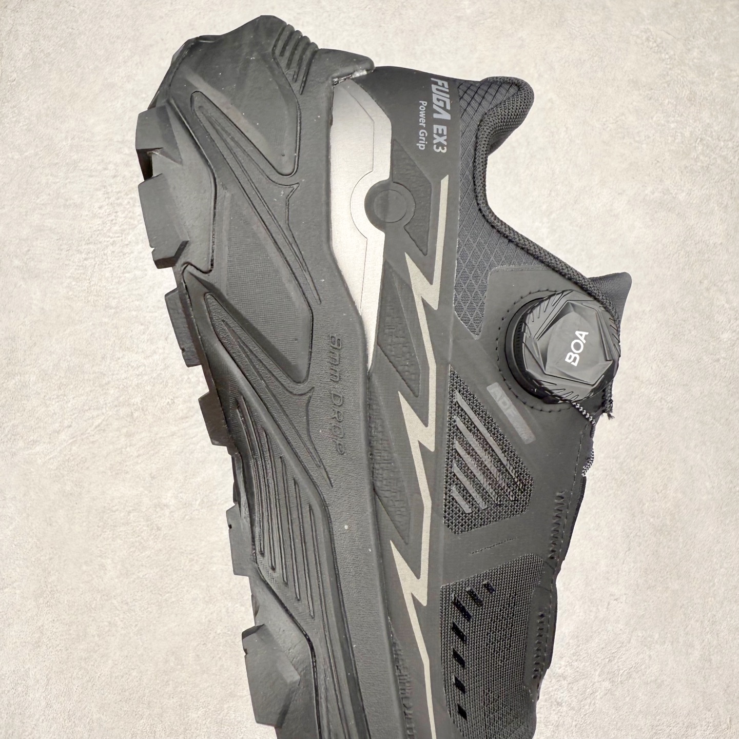 图片[6]-KAILAS FUGA DU BOA 凯乐石 黑山大坡王越野机能跑鞋 这双黑山整体呈现了多样的黑灰银搭配 鞋面主体部分采用网状薄翼材质中底是大坡王最具特色的山形结构 鞋带采用 BOA 旋钮快速穿脱系统 Vibram Megagrip 延续大坡王超强抓地 多重元素组合而成的造型和颜色设计让整双鞋观感丰富而又统一 整双鞋的技术和材料应用使得科技感十足颜色和脚感适合各类场景和场所穿着！ 尺码：36 36.5 37 37.5 38 39 39.5 40 41 41.5 42 42.5 43 44 44.5 45-选品中心