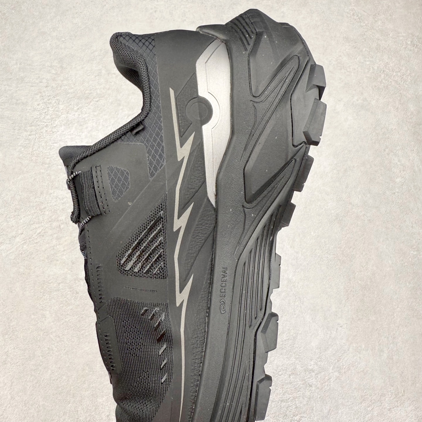 图片[7]-KAILAS FUGA DU BOA 凯乐石 黑山大坡王越野机能跑鞋 这双黑山整体呈现了多样的黑灰银搭配 鞋面主体部分采用网状薄翼材质中底是大坡王最具特色的山形结构 鞋带采用 BOA 旋钮快速穿脱系统 Vibram Megagrip 延续大坡王超强抓地 多重元素组合而成的造型和颜色设计让整双鞋观感丰富而又统一 整双鞋的技术和材料应用使得科技感十足颜色和脚感适合各类场景和场所穿着！ 尺码：36 36.5 37 37.5 38 39 39.5 40 41 41.5 42 42.5 43 44 44.5 45-选品中心