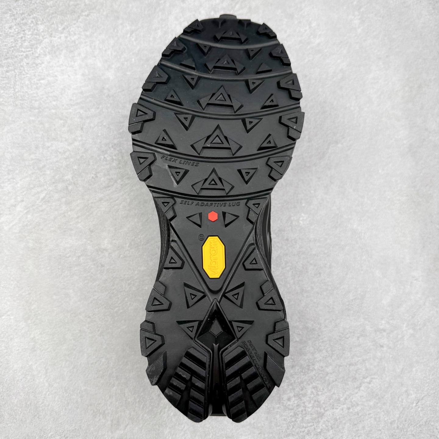 图片[9]-KAILAS FUGA DU BOA 凯乐石 黑山大坡王越野机能跑鞋 这双黑山整体呈现了多样的黑灰银搭配 鞋面主体部分采用网状薄翼材质中底是大坡王最具特色的山形结构 鞋带采用 BOA 旋钮快速穿脱系统 Vibram Megagrip 延续大坡王超强抓地 多重元素组合而成的造型和颜色设计让整双鞋观感丰富而又统一 整双鞋的技术和材料应用使得科技感十足颜色和脚感适合各类场景和场所穿着！ 尺码：36 36.5 37 37.5 38 39 39.5 40 41 41.5 42 42.5 43 44 44.5 45-选品中心