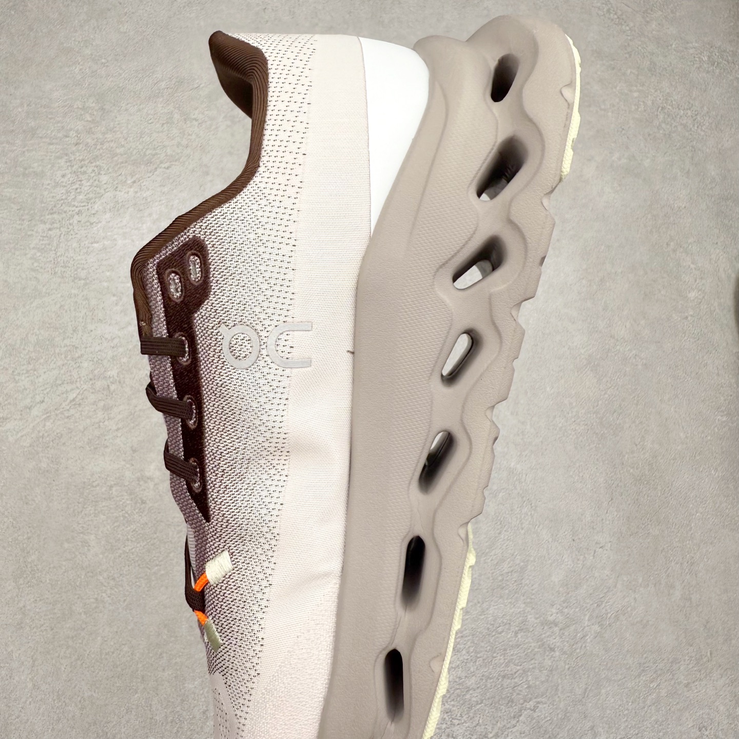 图片[7]-On Cloudtilt 昂跑减震生活休闲鞋 此运动品牌 开创于2010年 缓震着陆、强效回弹、轻柔质感的设计构思始终是ON研制关键 与此同时基于“为全球提供革新性的跑步感受”信念 陆续推出了多款跑鞋及其以专业运动人体跑步工程学为设计关键的功能性跑步服饰设备 让跑者不费力气地畅快畅跑 尺码：36 36.5 37.5 38 38.5 39 40 40.5 41 42 42.5 43 44 44.5 45-选品中心