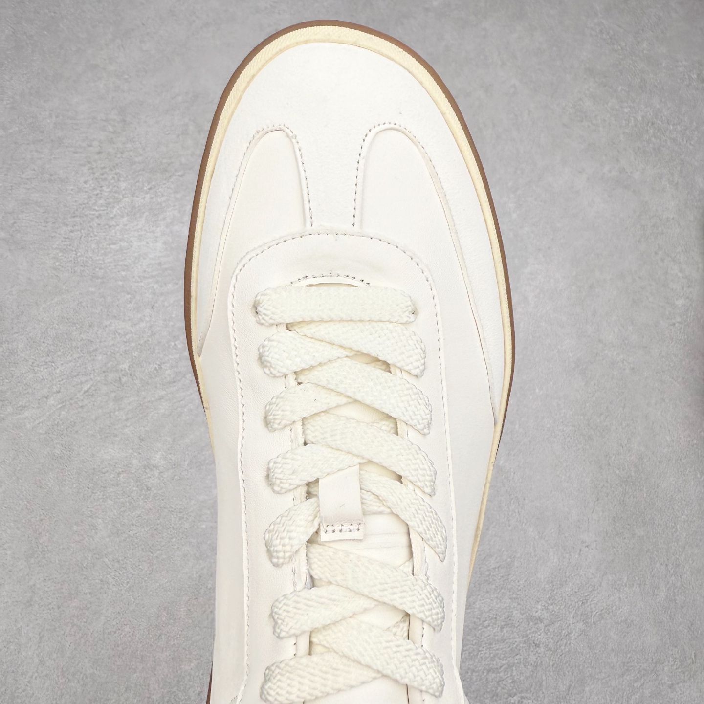 图片[4]-＃纯原 Loro Piana Tennis Walk Low 生活系列低帮复古百搭德训风休闲运动板鞋 意大利顶级奢侈品牌·诺悠翩雅 这款新款绒面革网球鞋采用超低帮设计 适合全年穿着 并具有防水性能 包边鞋底营造轻松迷人的色彩组合 将功能性与低调个性风格和谐融合 打造都市着装的理想鞋履选择 鞋跟处饰以Kummel色嵌片 柔软小牛皮鞋舌 压印LP徽标 棉质鞋带 材质：鞋面：牛剖层绒面革 鞋底：橡胶 衬里：牛皮革 尺码：36 37 38 39 40 41 42 43 44 45 46-选品中心