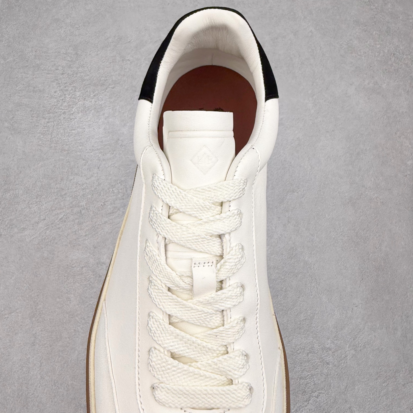 图片[5]-＃纯原 Loro Piana Tennis Walk Low 生活系列低帮复古百搭德训风休闲运动板鞋 意大利顶级奢侈品牌·诺悠翩雅 这款新款绒面革网球鞋采用超低帮设计 适合全年穿着 并具有防水性能 包边鞋底营造轻松迷人的色彩组合 将功能性与低调个性风格和谐融合 打造都市着装的理想鞋履选择 鞋跟处饰以Kummel色嵌片 柔软小牛皮鞋舌 压印LP徽标 棉质鞋带 材质：鞋面：牛剖层绒面革 鞋底：橡胶 衬里：牛皮革 尺码：36 37 38 39 40 41 42 43 44 45 46-选品中心