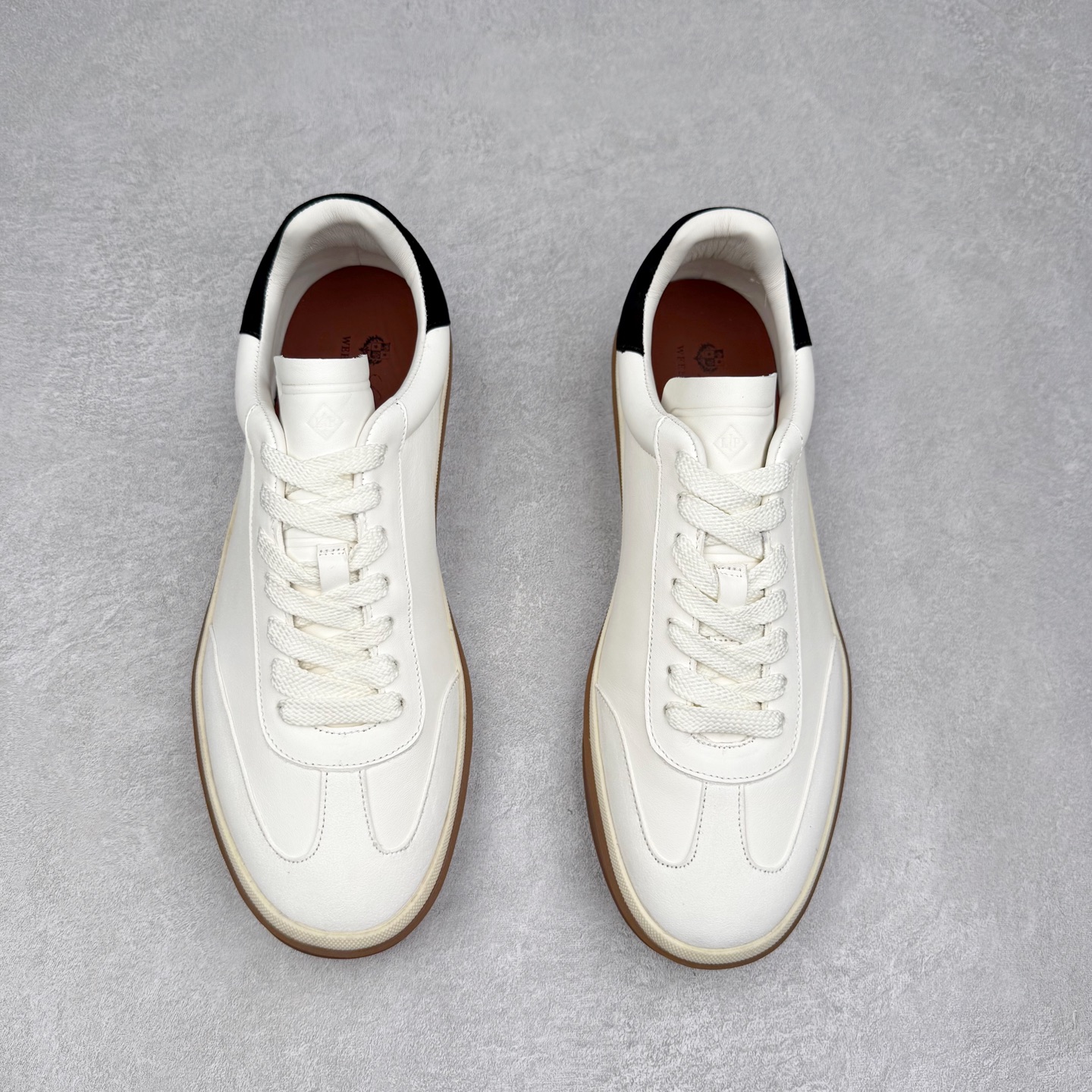 图片[2]-＃纯原 Loro Piana Tennis Walk Low 生活系列低帮复古百搭德训风休闲运动板鞋 意大利顶级奢侈品牌·诺悠翩雅 这款新款绒面革网球鞋采用超低帮设计 适合全年穿着 并具有防水性能 包边鞋底营造轻松迷人的色彩组合 将功能性与低调个性风格和谐融合 打造都市着装的理想鞋履选择 鞋跟处饰以Kummel色嵌片 柔软小牛皮鞋舌 压印LP徽标 棉质鞋带 材质：鞋面：牛剖层绒面革 鞋底：橡胶 衬里：牛皮革 尺码：36 37 38 39 40 41 42 43 44 45 46-选品中心