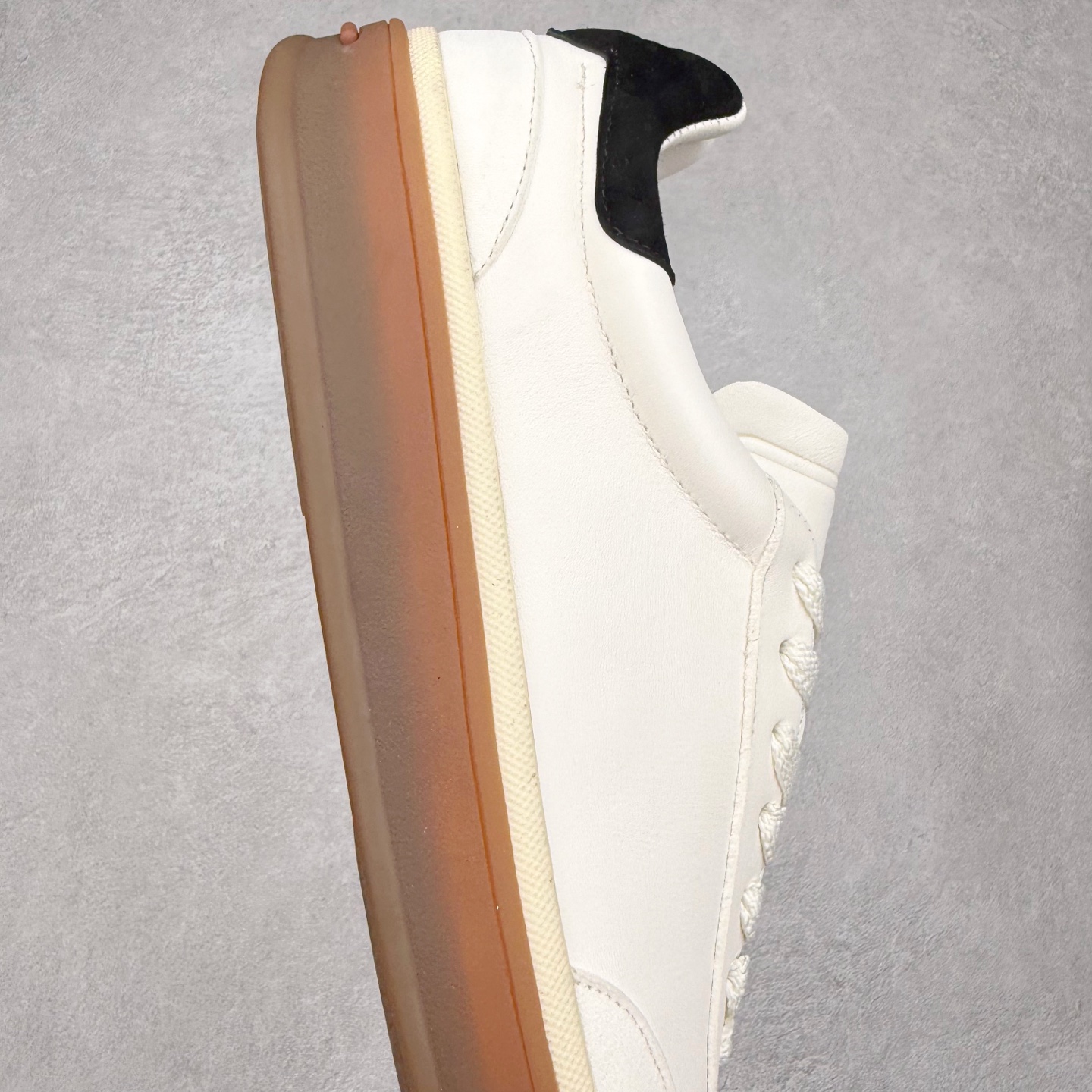 图片[6]-＃纯原 Loro Piana Tennis Walk Low 生活系列低帮复古百搭德训风休闲运动板鞋 意大利顶级奢侈品牌·诺悠翩雅 这款新款绒面革网球鞋采用超低帮设计 适合全年穿着 并具有防水性能 包边鞋底营造轻松迷人的色彩组合 将功能性与低调个性风格和谐融合 打造都市着装的理想鞋履选择 鞋跟处饰以Kummel色嵌片 柔软小牛皮鞋舌 压印LP徽标 棉质鞋带 材质：鞋面：牛剖层绒面革 鞋底：橡胶 衬里：牛皮革 尺码：36 37 38 39 40 41 42 43 44 45 46-选品中心