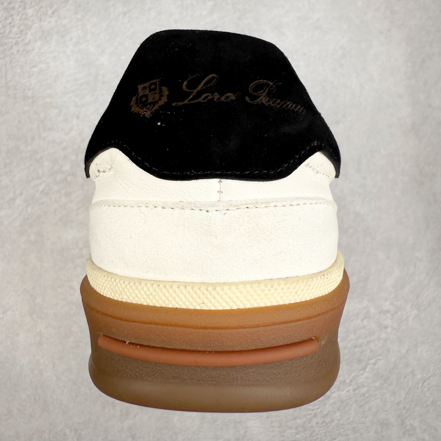 图片[8]-＃纯原 Loro Piana Tennis Walk Low 生活系列低帮复古百搭德训风休闲运动板鞋 意大利顶级奢侈品牌·诺悠翩雅 这款新款绒面革网球鞋采用超低帮设计 适合全年穿着 并具有防水性能 包边鞋底营造轻松迷人的色彩组合 将功能性与低调个性风格和谐融合 打造都市着装的理想鞋履选择 鞋跟处饰以Kummel色嵌片 柔软小牛皮鞋舌 压印LP徽标 棉质鞋带 材质：鞋面：牛剖层绒面革 鞋底：橡胶 衬里：牛皮革 尺码：36 37 38 39 40 41 42 43 44 45 46-选品中心