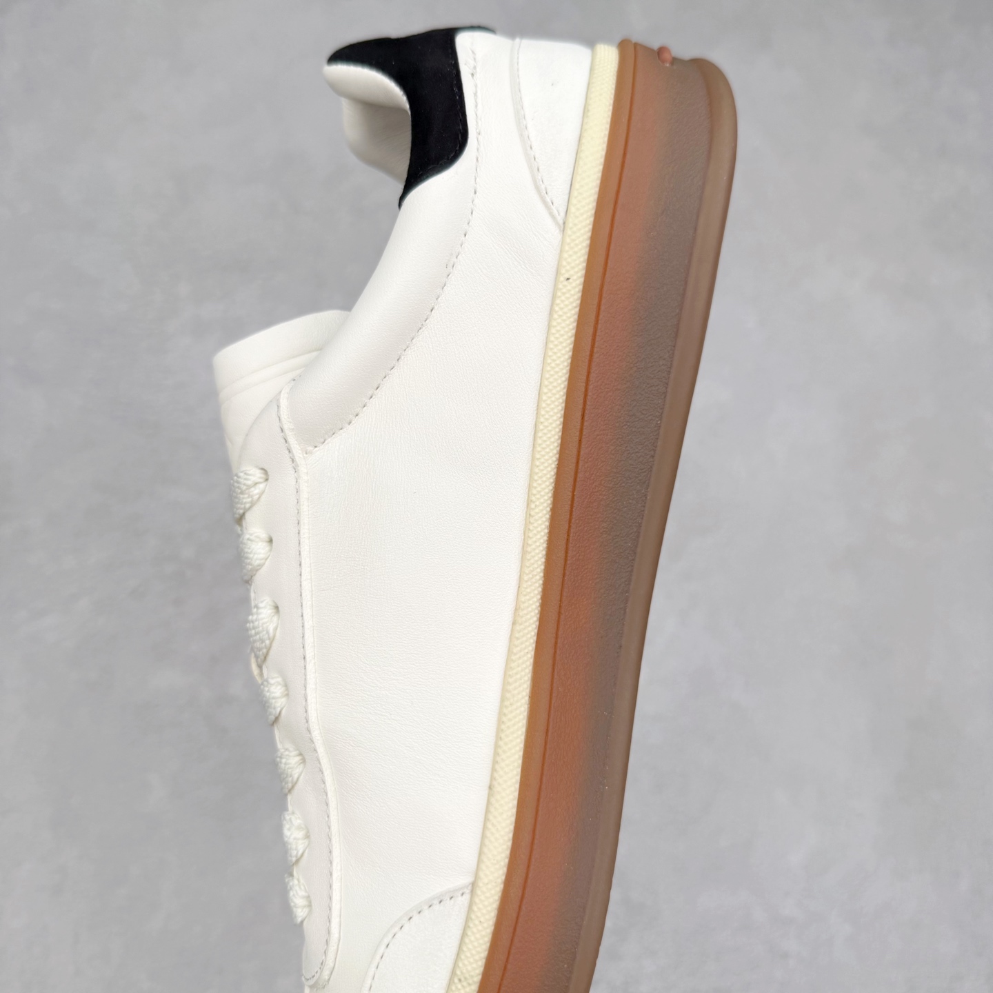 图片[7]-＃纯原 Loro Piana Tennis Walk Low 生活系列低帮复古百搭德训风休闲运动板鞋 意大利顶级奢侈品牌·诺悠翩雅 这款新款绒面革网球鞋采用超低帮设计 适合全年穿着 并具有防水性能 包边鞋底营造轻松迷人的色彩组合 将功能性与低调个性风格和谐融合 打造都市着装的理想鞋履选择 鞋跟处饰以Kummel色嵌片 柔软小牛皮鞋舌 压印LP徽标 棉质鞋带 材质：鞋面：牛剖层绒面革 鞋底：橡胶 衬里：牛皮革 尺码：36 37 38 39 40 41 42 43 44 45 46-选品中心