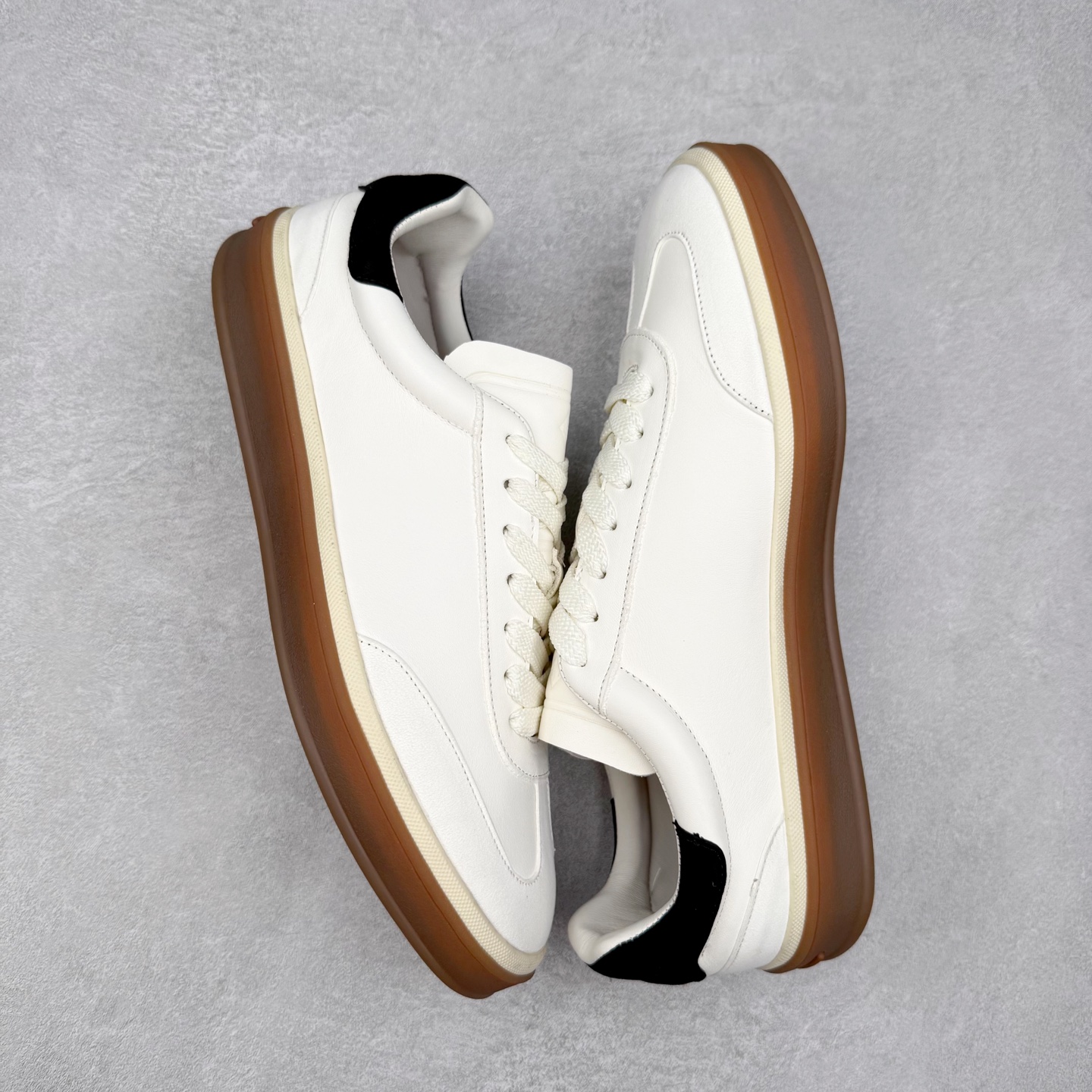 图片[3]-＃纯原 Loro Piana Tennis Walk Low 生活系列低帮复古百搭德训风休闲运动板鞋 意大利顶级奢侈品牌·诺悠翩雅 这款新款绒面革网球鞋采用超低帮设计 适合全年穿着 并具有防水性能 包边鞋底营造轻松迷人的色彩组合 将功能性与低调个性风格和谐融合 打造都市着装的理想鞋履选择 鞋跟处饰以Kummel色嵌片 柔软小牛皮鞋舌 压印LP徽标 棉质鞋带 材质：鞋面：牛剖层绒面革 鞋底：橡胶 衬里：牛皮革 尺码：36 37 38 39 40 41 42 43 44 45 46-选品中心