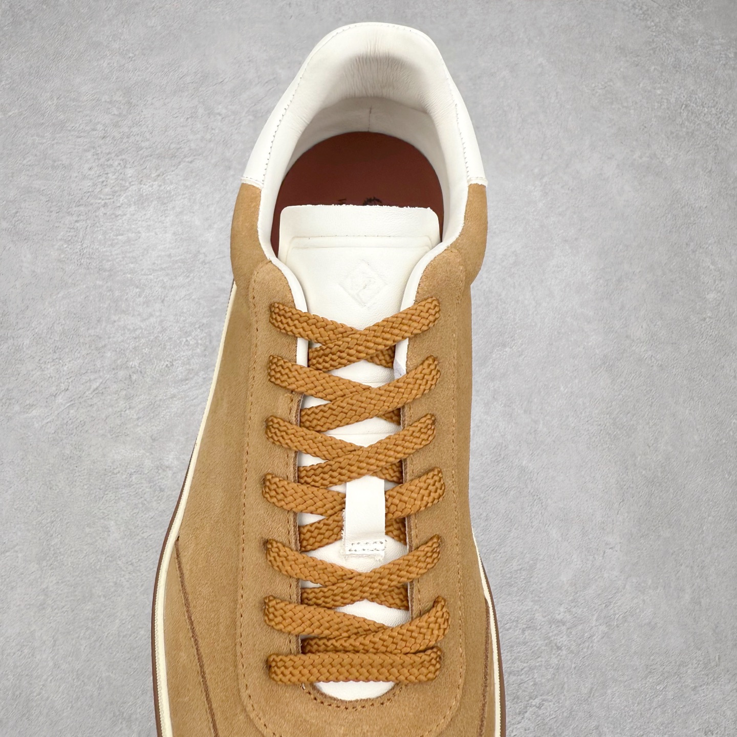 图片[5]-＃纯原 Loro Piana Tennis Walk Low 生活系列低帮复古百搭德训风休闲运动板鞋 意大利顶级奢侈品牌·诺悠翩雅 这款新款绒面革网球鞋采用超低帮设计 适合全年穿着 并具有防水性能 包边鞋底营造轻松迷人的色彩组合 将功能性与低调个性风格和谐融合 打造都市着装的理想鞋履选择 鞋跟处饰以Kummel色嵌片 柔软小牛皮鞋舌 压印LP徽标 棉质鞋带 材质：鞋面：牛剖层绒面革 鞋底：橡胶 衬里：牛皮革 尺码：36 37 38 39 40 41 42 43 44 45 46-选品中心