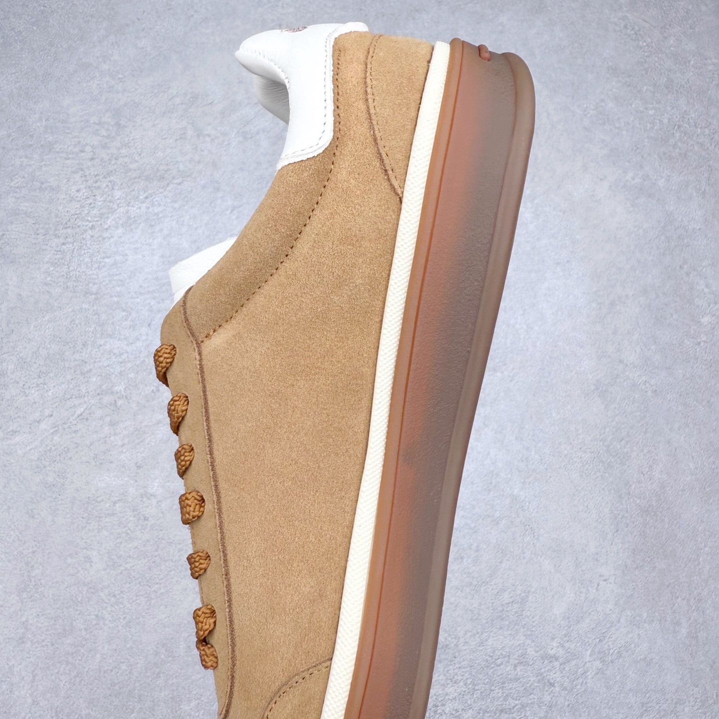 图片[7]-＃纯原 Loro Piana Tennis Walk Low 生活系列低帮复古百搭德训风休闲运动板鞋 意大利顶级奢侈品牌·诺悠翩雅 这款新款绒面革网球鞋采用超低帮设计 适合全年穿着 并具有防水性能 包边鞋底营造轻松迷人的色彩组合 将功能性与低调个性风格和谐融合 打造都市着装的理想鞋履选择 鞋跟处饰以Kummel色嵌片 柔软小牛皮鞋舌 压印LP徽标 棉质鞋带 材质：鞋面：牛剖层绒面革 鞋底：橡胶 衬里：牛皮革 尺码：36 37 38 39 40 41 42 43 44 45 46-选品中心