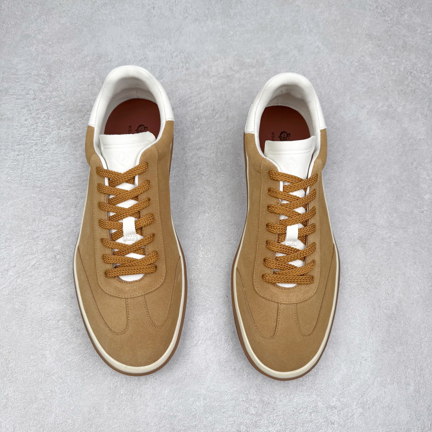 图片[2]-＃纯原 Loro Piana Tennis Walk Low 生活系列低帮复古百搭德训风休闲运动板鞋 意大利顶级奢侈品牌·诺悠翩雅 这款新款绒面革网球鞋采用超低帮设计 适合全年穿着 并具有防水性能 包边鞋底营造轻松迷人的色彩组合 将功能性与低调个性风格和谐融合 打造都市着装的理想鞋履选择 鞋跟处饰以Kummel色嵌片 柔软小牛皮鞋舌 压印LP徽标 棉质鞋带 材质：鞋面：牛剖层绒面革 鞋底：橡胶 衬里：牛皮革 尺码：36 37 38 39 40 41 42 43 44 45 46-选品中心