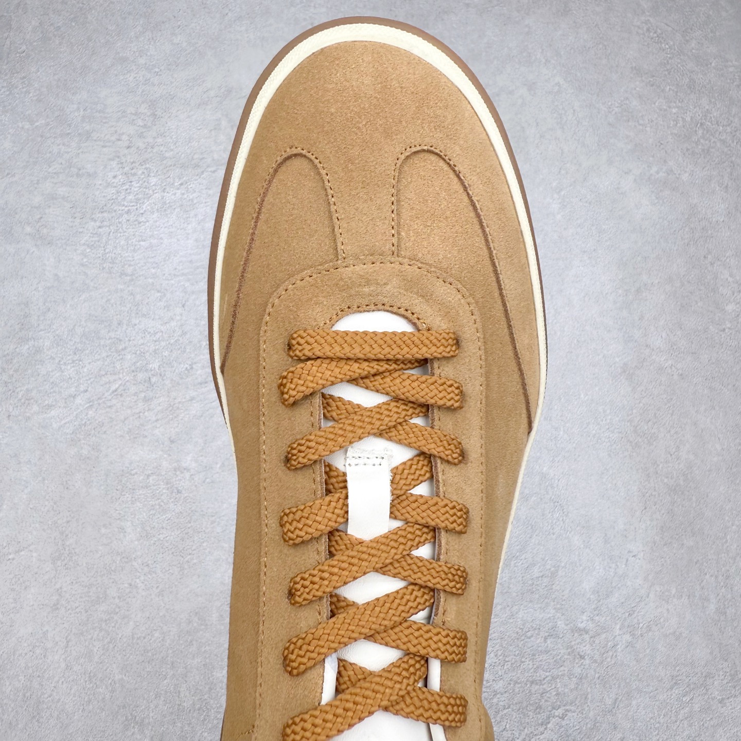 图片[4]-＃纯原 Loro Piana Tennis Walk Low 生活系列低帮复古百搭德训风休闲运动板鞋 意大利顶级奢侈品牌·诺悠翩雅 这款新款绒面革网球鞋采用超低帮设计 适合全年穿着 并具有防水性能 包边鞋底营造轻松迷人的色彩组合 将功能性与低调个性风格和谐融合 打造都市着装的理想鞋履选择 鞋跟处饰以Kummel色嵌片 柔软小牛皮鞋舌 压印LP徽标 棉质鞋带 材质：鞋面：牛剖层绒面革 鞋底：橡胶 衬里：牛皮革 尺码：36 37 38 39 40 41 42 43 44 45 46-选品中心