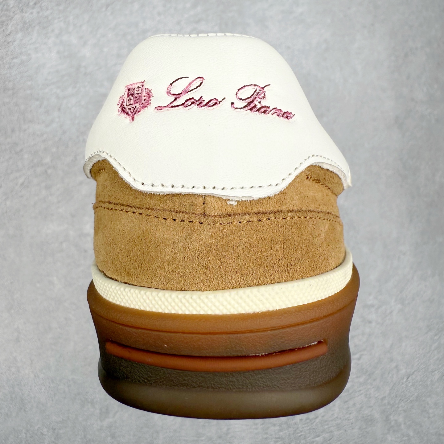 图片[8]-＃纯原 Loro Piana Tennis Walk Low 生活系列低帮复古百搭德训风休闲运动板鞋 意大利顶级奢侈品牌·诺悠翩雅 这款新款绒面革网球鞋采用超低帮设计 适合全年穿着 并具有防水性能 包边鞋底营造轻松迷人的色彩组合 将功能性与低调个性风格和谐融合 打造都市着装的理想鞋履选择 鞋跟处饰以Kummel色嵌片 柔软小牛皮鞋舌 压印LP徽标 棉质鞋带 材质：鞋面：牛剖层绒面革 鞋底：橡胶 衬里：牛皮革 尺码：36 37 38 39 40 41 42 43 44 45 46-选品中心