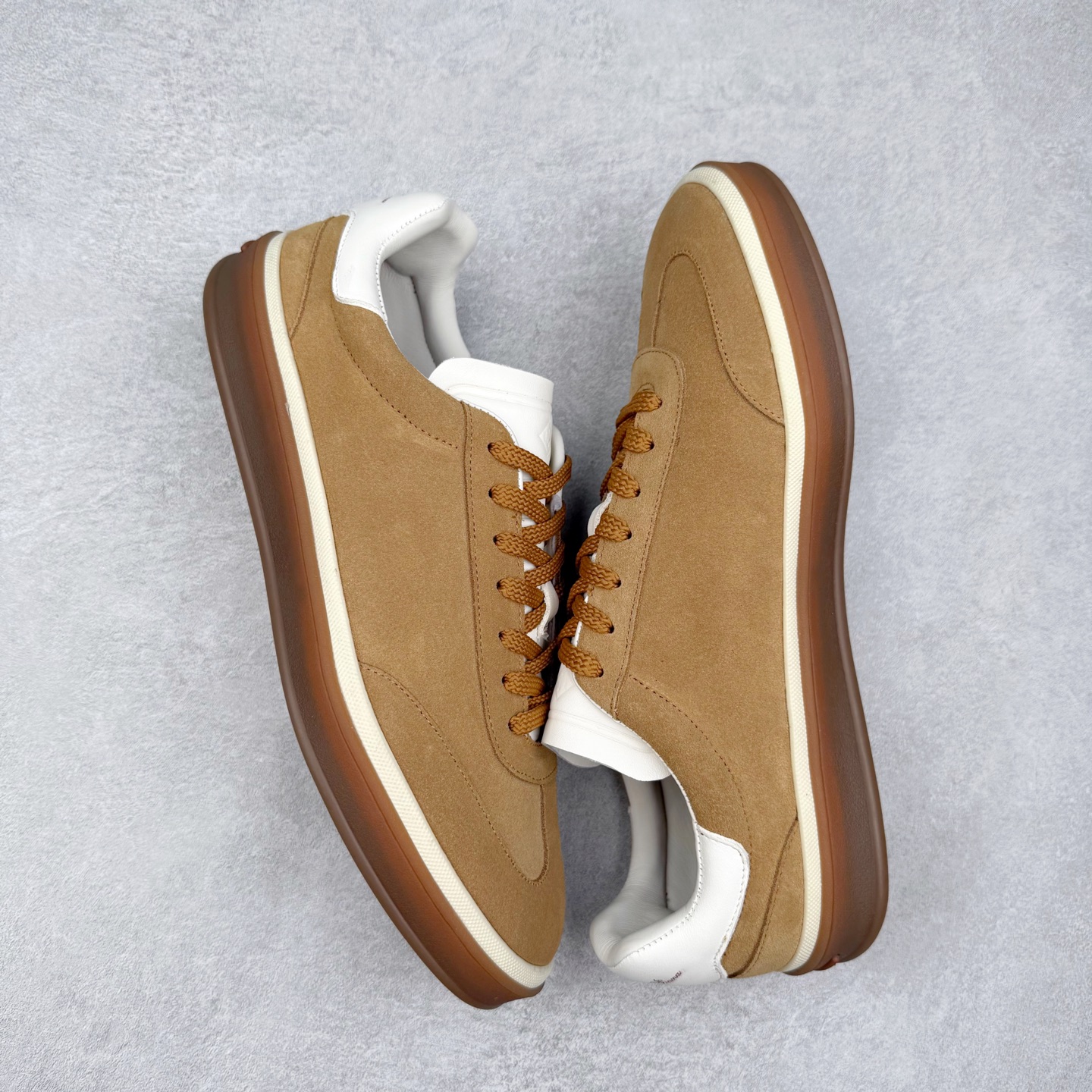 图片[3]-＃纯原 Loro Piana Tennis Walk Low 生活系列低帮复古百搭德训风休闲运动板鞋 意大利顶级奢侈品牌·诺悠翩雅 这款新款绒面革网球鞋采用超低帮设计 适合全年穿着 并具有防水性能 包边鞋底营造轻松迷人的色彩组合 将功能性与低调个性风格和谐融合 打造都市着装的理想鞋履选择 鞋跟处饰以Kummel色嵌片 柔软小牛皮鞋舌 压印LP徽标 棉质鞋带 材质：鞋面：牛剖层绒面革 鞋底：橡胶 衬里：牛皮革 尺码：36 37 38 39 40 41 42 43 44 45 46-选品中心