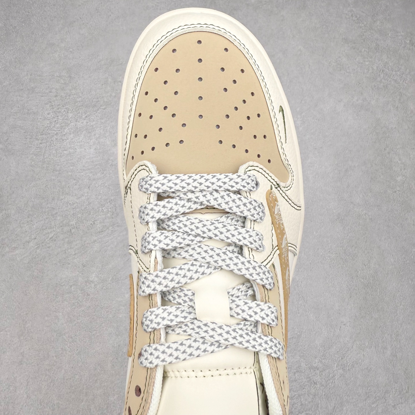 图片[4]-TS x Air Jordan AJ1 Low 倒钩低帮联名定制配色 QW5088-204 原厂内置气垫魔块 A模大底 头层小牛皮 鞋舌AJ原厂专用牛津布+AJ专用反口珍珠布+原厂无杂质高弹内里海棉+特殊封边弹力鞋带 实拍调校N版已经零色差零失真 百分百还原实物色彩所见即所得 不存在货不对板色差等低级问题 选购参考实物拍摄 不混卖不参货 只用心做好货严格选品 承诺混一赔十 尺码：36 36.5 37.5 38 38.5 39 40 40.5 41 42 42.5 43 44 44.5 45-选品中心