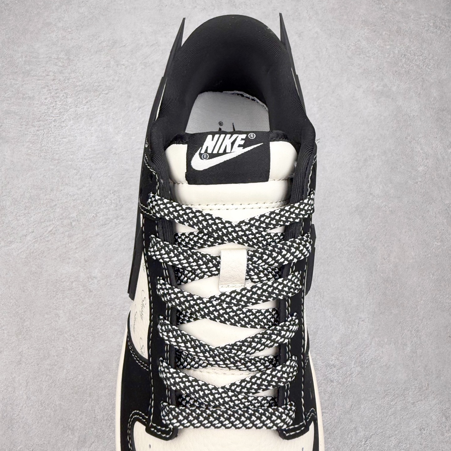 图片[5]-NK Dunk Low 定制配色 XX2025-358 大厂出品 极力推荐 原装头层材料 独家版型蒸餾加工帶來的是更好的视觉和脚感体验大厂纯原品质出货 清洁度 电绣工艺 皮料切割干净无任何毛边 细节完美 实拍调校N版已经零色差零失真 百分百还原实物色彩所见即所得 不存在货不对板色差等低级问题 选购参考实物拍摄 不混卖不参货 只用心做好货严格选品 承诺混一赔十 尺码：36 36.5 37.5 38 38.5 39 40 40.5 41 42 42.5 43 44 44.5 45-选品中心