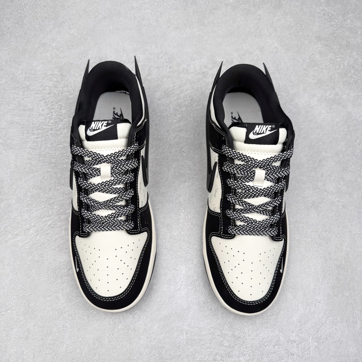 图片[2]-NK Dunk Low 定制配色 XX2025-358 大厂出品 极力推荐 原装头层材料 独家版型蒸餾加工帶來的是更好的视觉和脚感体验大厂纯原品质出货 清洁度 电绣工艺 皮料切割干净无任何毛边 细节完美 实拍调校N版已经零色差零失真 百分百还原实物色彩所见即所得 不存在货不对板色差等低级问题 选购参考实物拍摄 不混卖不参货 只用心做好货严格选品 承诺混一赔十 尺码：36 36.5 37.5 38 38.5 39 40 40.5 41 42 42.5 43 44 44.5 45-选品中心