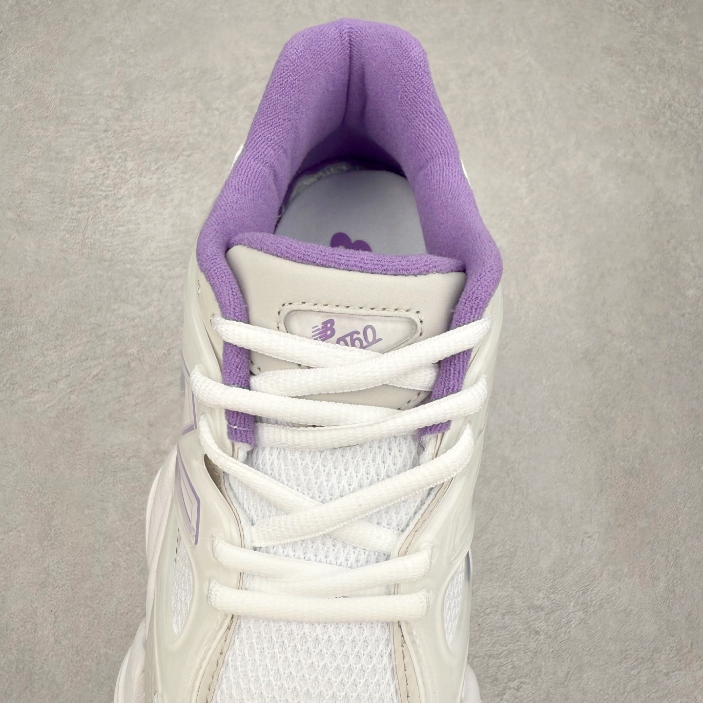 图片[5]-New Balance NB9060 复古运动鞋 新百伦又带来了新鞋型 并且是与芝加哥街头品牌 Joe Freshgoods 的联名款 鞋身主体采用了类似 990 系列的设计风格 与传统复古慢跑鞋区别不大 最大的变化就是鞋底部分 在传统设计的中底外层 增加了多个分区的模块 圆润的线条设计与我们熟悉的 New Balance 风格截然不同 但与同样充满弧形线条的鞋面搭配 看起来毫无违和感 尺码：36-45-选品中心