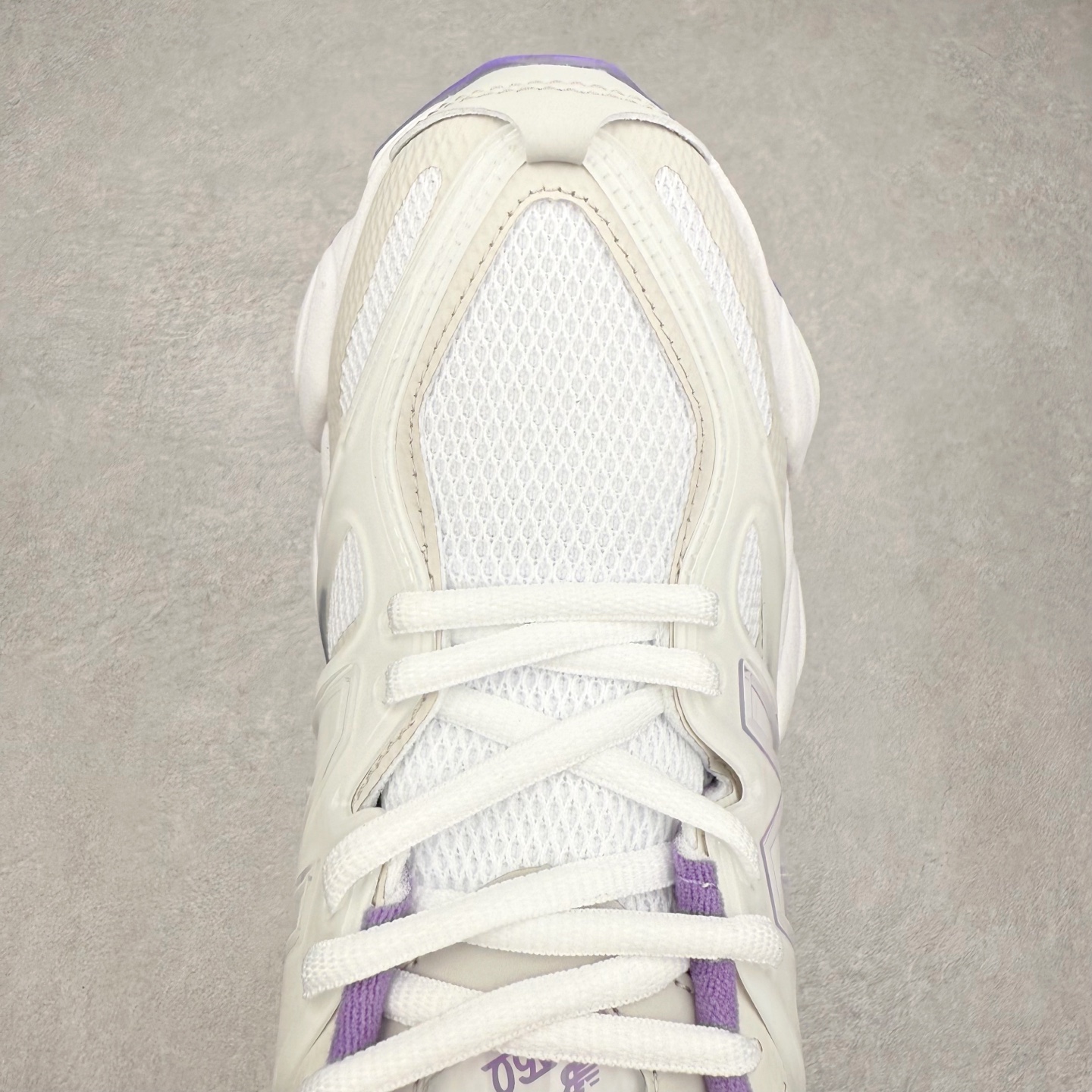 图片[4]-New Balance NB9060 复古运动鞋 新百伦又带来了新鞋型 并且是与芝加哥街头品牌 Joe Freshgoods 的联名款 鞋身主体采用了类似 990 系列的设计风格 与传统复古慢跑鞋区别不大 最大的变化就是鞋底部分 在传统设计的中底外层 增加了多个分区的模块 圆润的线条设计与我们熟悉的 New Balance 风格截然不同 但与同样充满弧形线条的鞋面搭配 看起来毫无违和感 尺码：36-45-选品中心