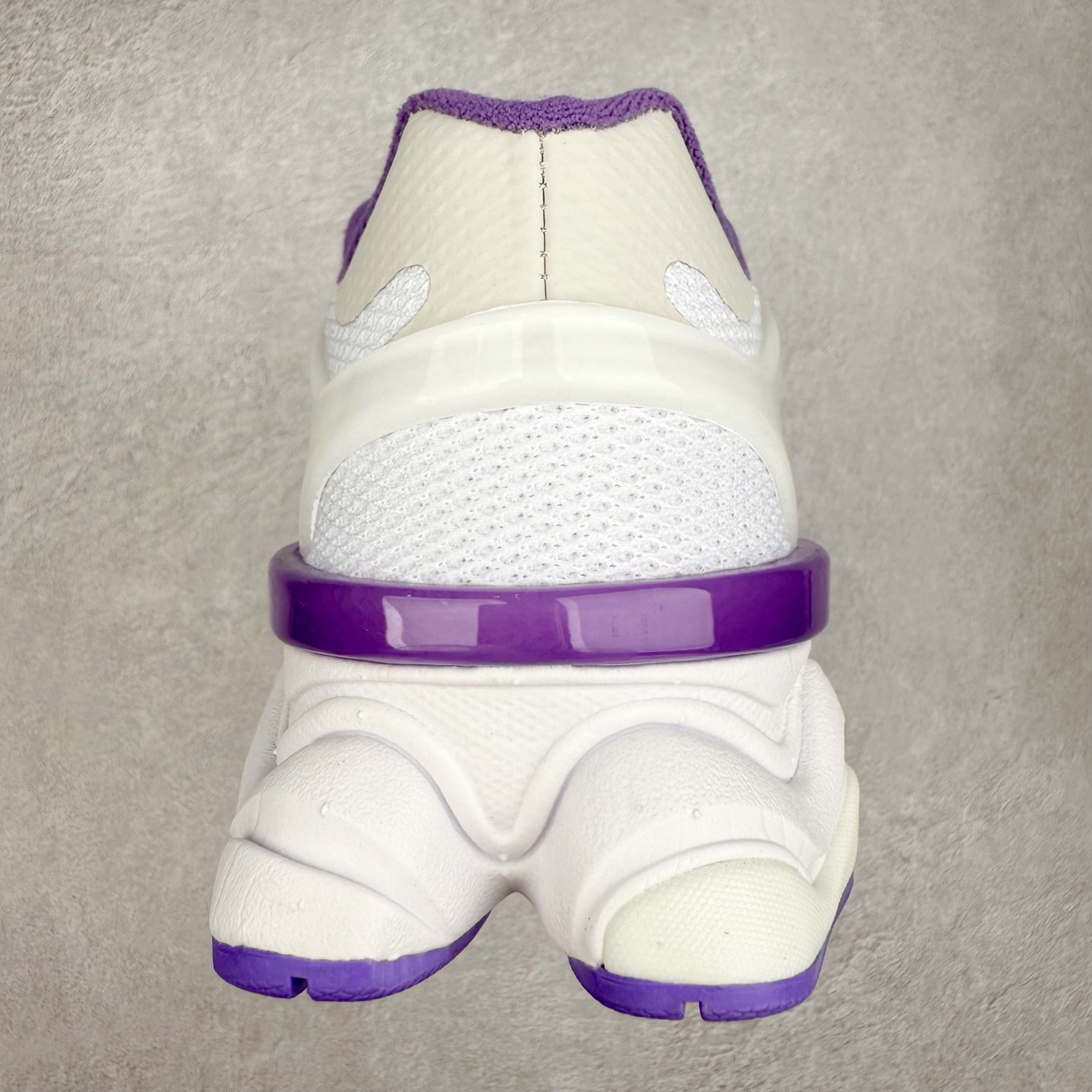 图片[8]-New Balance NB9060 复古运动鞋 新百伦又带来了新鞋型 并且是与芝加哥街头品牌 Joe Freshgoods 的联名款 鞋身主体采用了类似 990 系列的设计风格 与传统复古慢跑鞋区别不大 最大的变化就是鞋底部分 在传统设计的中底外层 增加了多个分区的模块 圆润的线条设计与我们熟悉的 New Balance 风格截然不同 但与同样充满弧形线条的鞋面搭配 看起来毫无违和感 尺码：36-45-选品中心