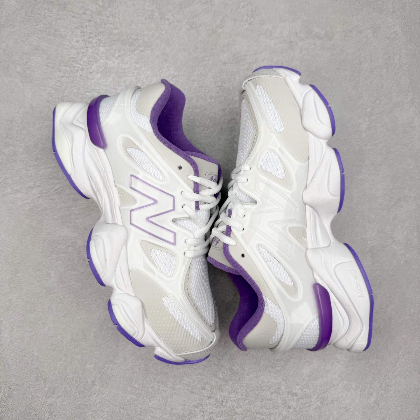 图片[3]-New Balance NB9060 复古运动鞋 新百伦又带来了新鞋型 并且是与芝加哥街头品牌 Joe Freshgoods 的联名款 鞋身主体采用了类似 990 系列的设计风格 与传统复古慢跑鞋区别不大 最大的变化就是鞋底部分 在传统设计的中底外层 增加了多个分区的模块 圆润的线条设计与我们熟悉的 New Balance 风格截然不同 但与同样充满弧形线条的鞋面搭配 看起来毫无违和感 尺码：36-45-选品中心