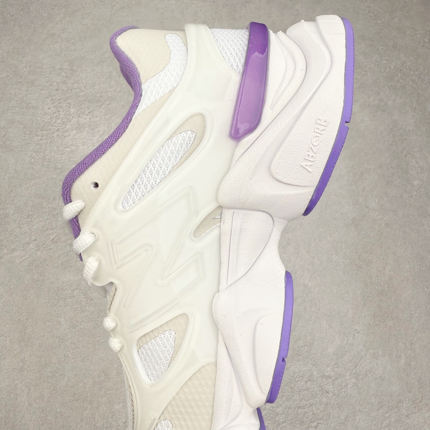 图片[7]-New Balance NB9060 复古运动鞋 新百伦又带来了新鞋型 并且是与芝加哥街头品牌 Joe Freshgoods 的联名款 鞋身主体采用了类似 990 系列的设计风格 与传统复古慢跑鞋区别不大 最大的变化就是鞋底部分 在传统设计的中底外层 增加了多个分区的模块 圆润的线条设计与我们熟悉的 New Balance 风格截然不同 但与同样充满弧形线条的鞋面搭配 看起来毫无违和感 尺码：36-45-选品中心