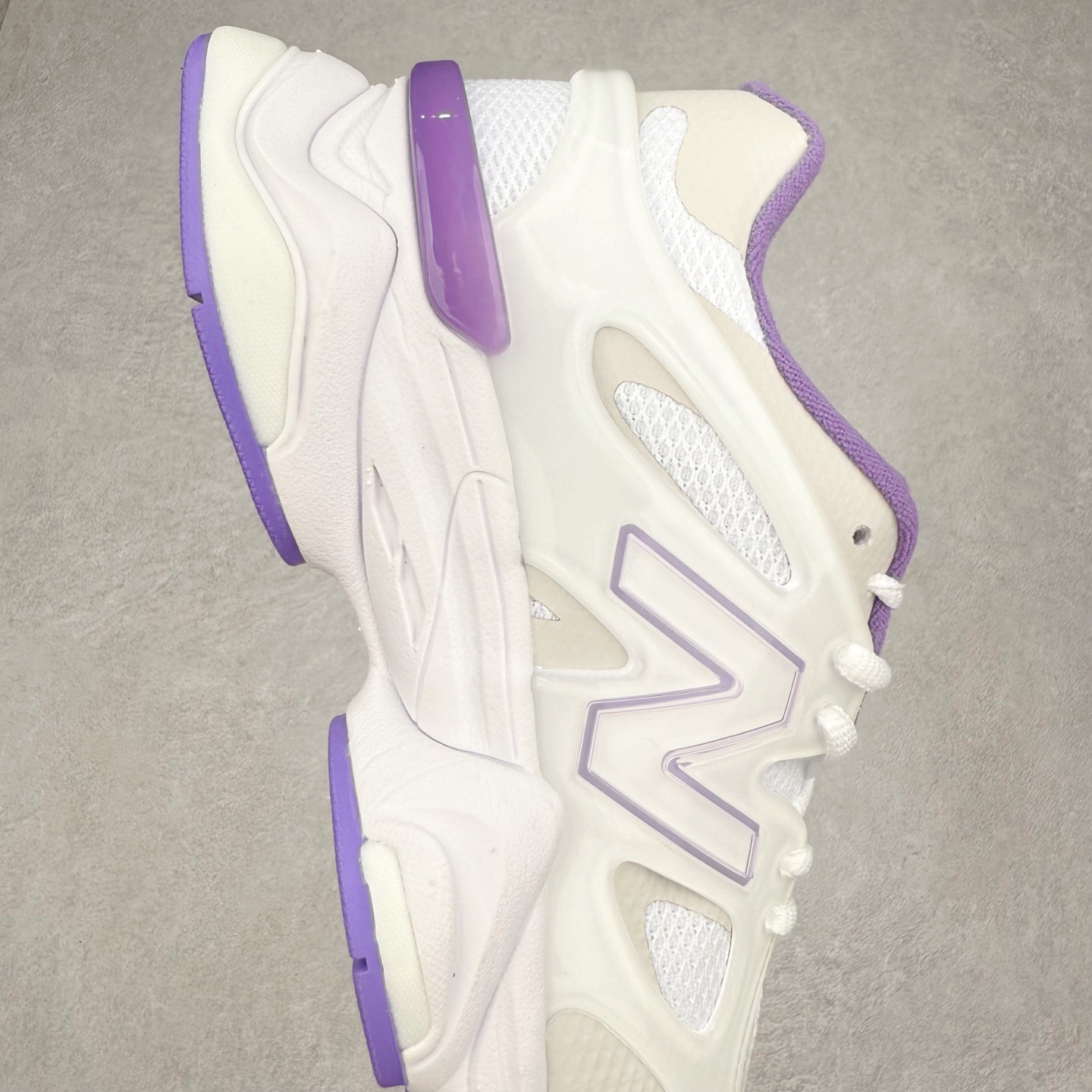 图片[6]-New Balance NB9060 复古运动鞋 新百伦又带来了新鞋型 并且是与芝加哥街头品牌 Joe Freshgoods 的联名款 鞋身主体采用了类似 990 系列的设计风格 与传统复古慢跑鞋区别不大 最大的变化就是鞋底部分 在传统设计的中底外层 增加了多个分区的模块 圆润的线条设计与我们熟悉的 New Balance 风格截然不同 但与同样充满弧形线条的鞋面搭配 看起来毫无违和感 尺码：36-45-选品中心