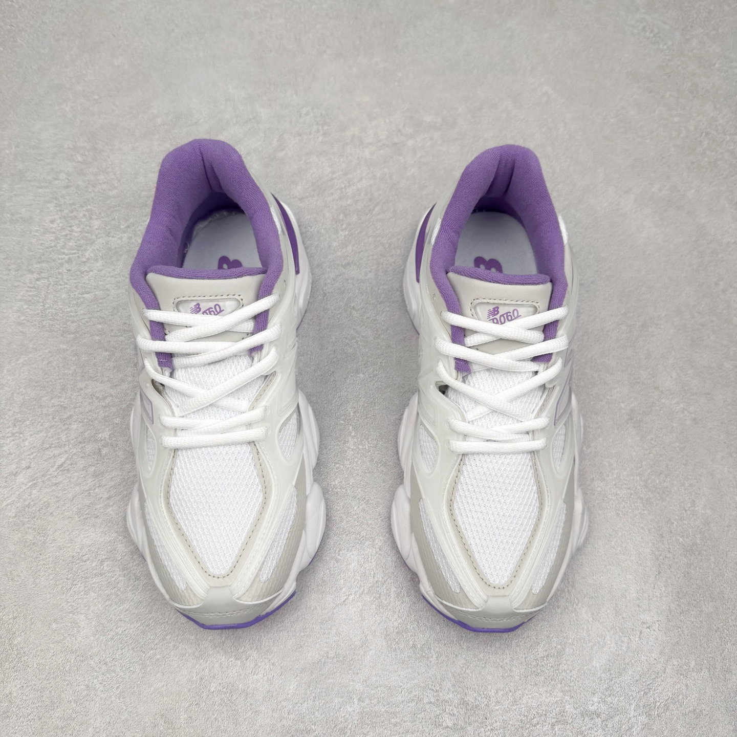 图片[2]-New Balance NB9060 复古运动鞋 新百伦又带来了新鞋型 并且是与芝加哥街头品牌 Joe Freshgoods 的联名款 鞋身主体采用了类似 990 系列的设计风格 与传统复古慢跑鞋区别不大 最大的变化就是鞋底部分 在传统设计的中底外层 增加了多个分区的模块 圆润的线条设计与我们熟悉的 New Balance 风格截然不同 但与同样充满弧形线条的鞋面搭配 看起来毫无违和感 尺码：36-45-选品中心