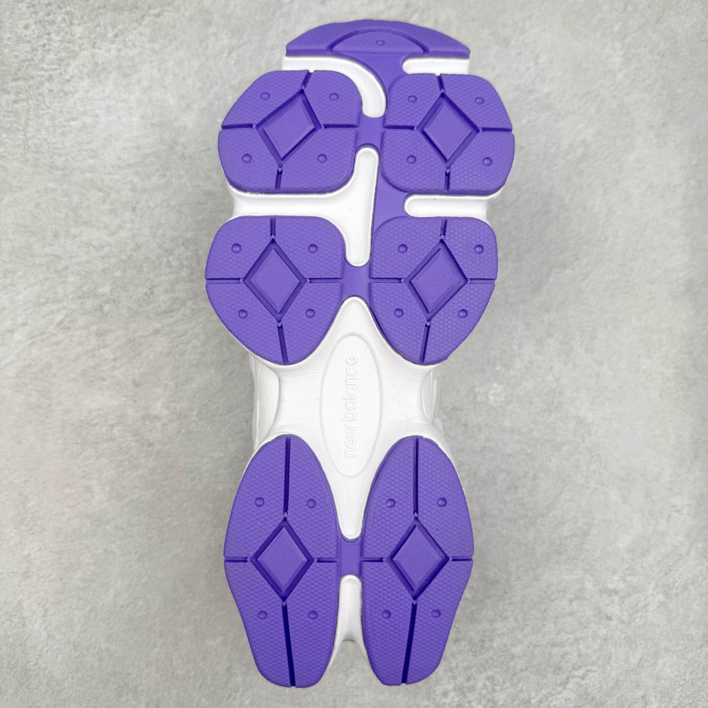 图片[9]-New Balance NB9060 复古运动鞋 新百伦又带来了新鞋型 并且是与芝加哥街头品牌 Joe Freshgoods 的联名款 鞋身主体采用了类似 990 系列的设计风格 与传统复古慢跑鞋区别不大 最大的变化就是鞋底部分 在传统设计的中底外层 增加了多个分区的模块 圆润的线条设计与我们熟悉的 New Balance 风格截然不同 但与同样充满弧形线条的鞋面搭配 看起来毫无违和感 尺码：36-45-选品中心