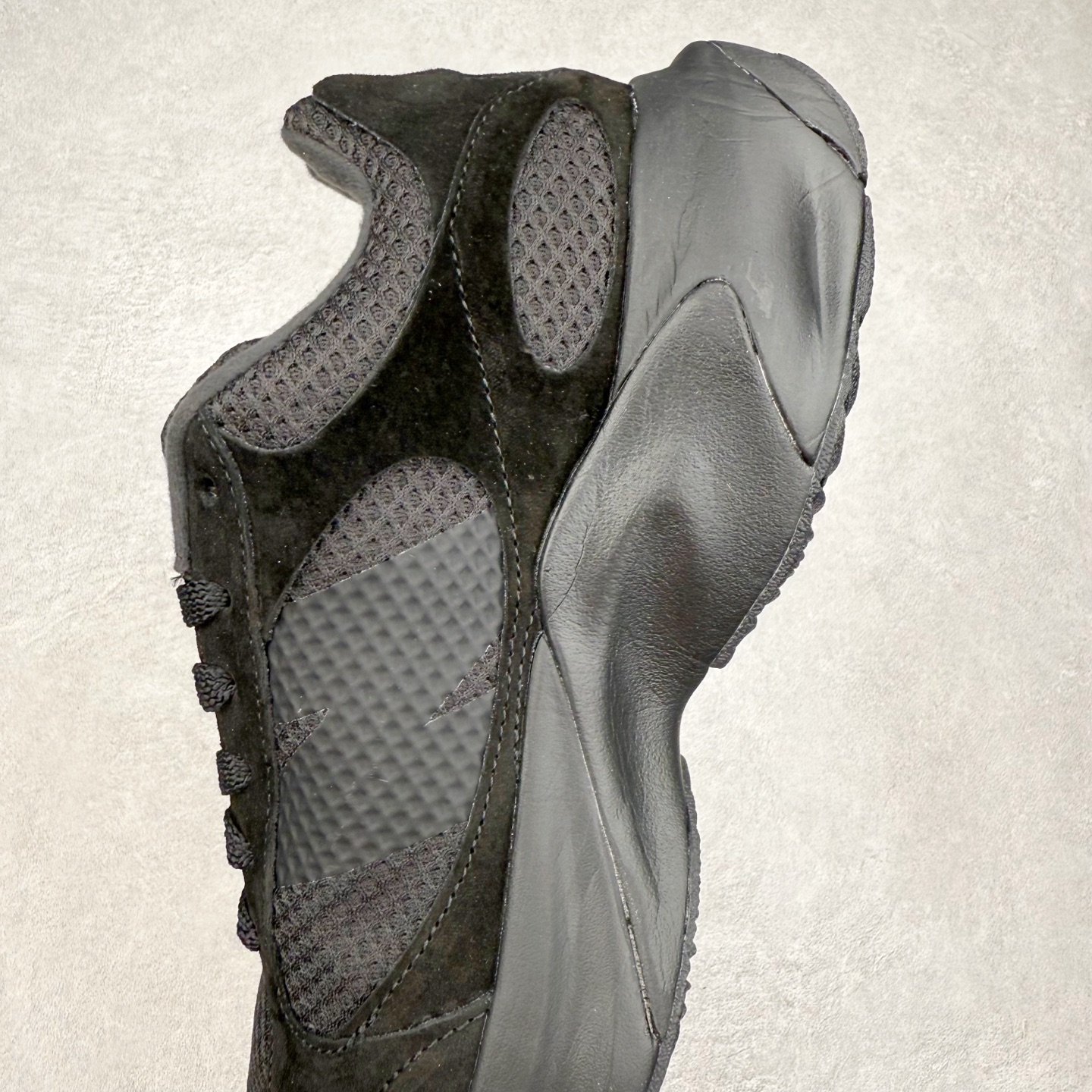 图片[7]-AURALEE x New Balance Warped Runner NB新百伦联名低帮复古老爹风休闲运动慢跑鞋 原楦开发版型 采用环保纤维革拼接透气网眼衬垫织物鞋面材质 T-Beam大底提供足步弓支撑 保持步态稳定后跟搭载外露缓震胶 破坏解构做旧有内味了 以极简主义美学闻名的日本时尚品牌 AURALEE 在巴黎时装周 2024 年春夏时装秀上推出了与 New Balance 的全新合作鞋款 Warped Runner 采用网布和奢华绒面革覆盖层 侧面的同色系「N」标志是对 New Balance 品牌的微妙致敬 同时配有同色系模压 FuelCell 泡沫中底和橡胶外底 此次合作是两个品牌共同致力于简约设计的完美典范 是日常穿着的绝佳选择 尺码：35.5 36 37 37.5 38 38.5 39.5 40 40.5 41.5 42 42.5 43 44 45-选品中心