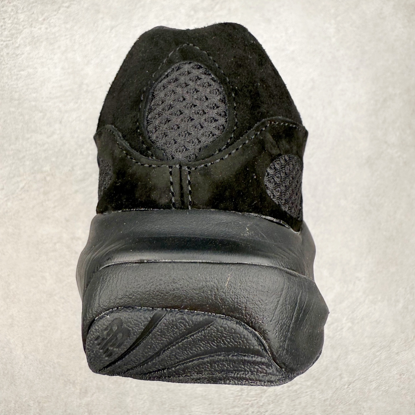 图片[8]-AURALEE x New Balance Warped Runner NB新百伦联名低帮复古老爹风休闲运动慢跑鞋 原楦开发版型 采用环保纤维革拼接透气网眼衬垫织物鞋面材质 T-Beam大底提供足步弓支撑 保持步态稳定后跟搭载外露缓震胶 破坏解构做旧有内味了 以极简主义美学闻名的日本时尚品牌 AURALEE 在巴黎时装周 2024 年春夏时装秀上推出了与 New Balance 的全新合作鞋款 Warped Runner 采用网布和奢华绒面革覆盖层 侧面的同色系「N」标志是对 New Balance 品牌的微妙致敬 同时配有同色系模压 FuelCell 泡沫中底和橡胶外底 此次合作是两个品牌共同致力于简约设计的完美典范 是日常穿着的绝佳选择 尺码：35.5 36 37 37.5 38 38.5 39.5 40 40.5 41.5 42 42.5 43 44 45-选品中心