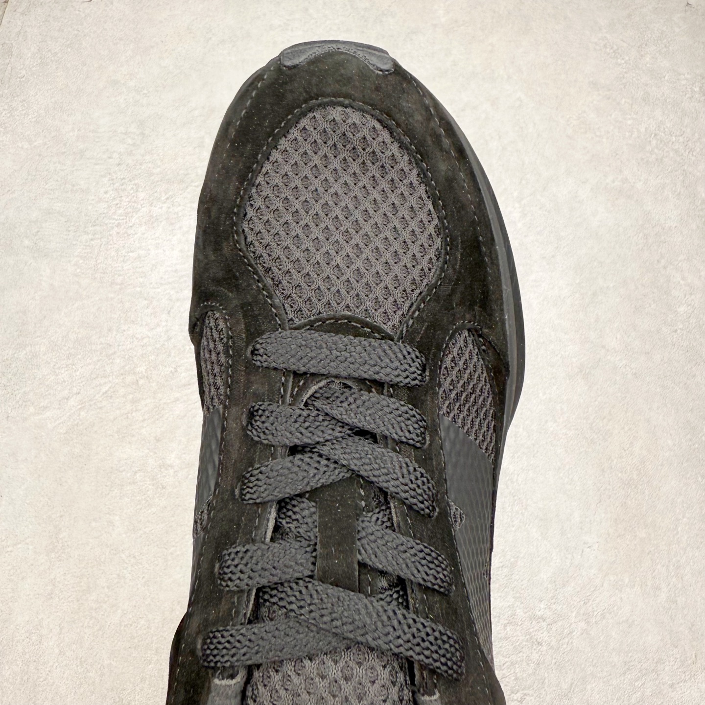 图片[4]-AURALEE x New Balance Warped Runner NB新百伦联名低帮复古老爹风休闲运动慢跑鞋 原楦开发版型 采用环保纤维革拼接透气网眼衬垫织物鞋面材质 T-Beam大底提供足步弓支撑 保持步态稳定后跟搭载外露缓震胶 破坏解构做旧有内味了 以极简主义美学闻名的日本时尚品牌 AURALEE 在巴黎时装周 2024 年春夏时装秀上推出了与 New Balance 的全新合作鞋款 Warped Runner 采用网布和奢华绒面革覆盖层 侧面的同色系「N」标志是对 New Balance 品牌的微妙致敬 同时配有同色系模压 FuelCell 泡沫中底和橡胶外底 此次合作是两个品牌共同致力于简约设计的完美典范 是日常穿着的绝佳选择 尺码：35.5 36 37 37.5 38 38.5 39.5 40 40.5 41.5 42 42.5 43 44 45-选品中心