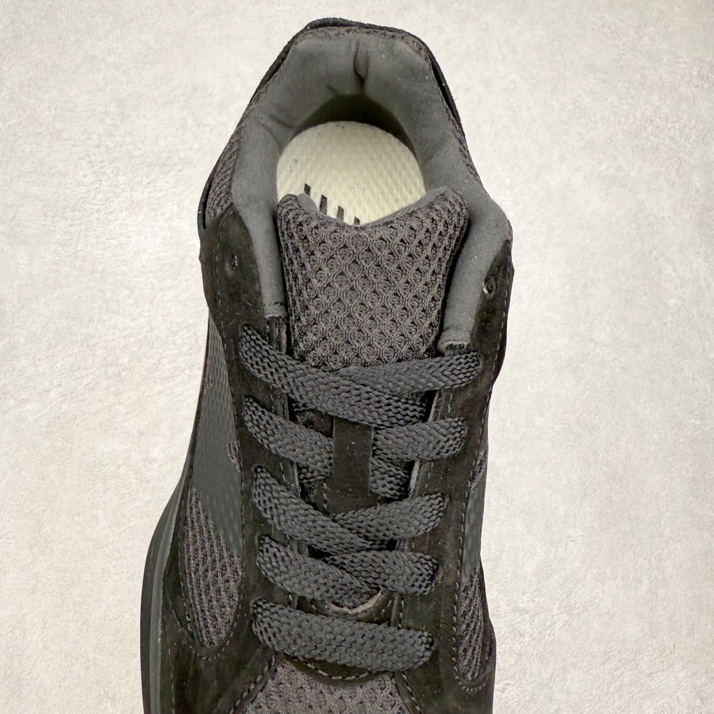 图片[5]-AURALEE x New Balance Warped Runner NB新百伦联名低帮复古老爹风休闲运动慢跑鞋 原楦开发版型 采用环保纤维革拼接透气网眼衬垫织物鞋面材质 T-Beam大底提供足步弓支撑 保持步态稳定后跟搭载外露缓震胶 破坏解构做旧有内味了 以极简主义美学闻名的日本时尚品牌 AURALEE 在巴黎时装周 2024 年春夏时装秀上推出了与 New Balance 的全新合作鞋款 Warped Runner 采用网布和奢华绒面革覆盖层 侧面的同色系「N」标志是对 New Balance 品牌的微妙致敬 同时配有同色系模压 FuelCell 泡沫中底和橡胶外底 此次合作是两个品牌共同致力于简约设计的完美典范 是日常穿着的绝佳选择 尺码：35.5 36 37 37.5 38 38.5 39.5 40 40.5 41.5 42 42.5 43 44 45-选品中心