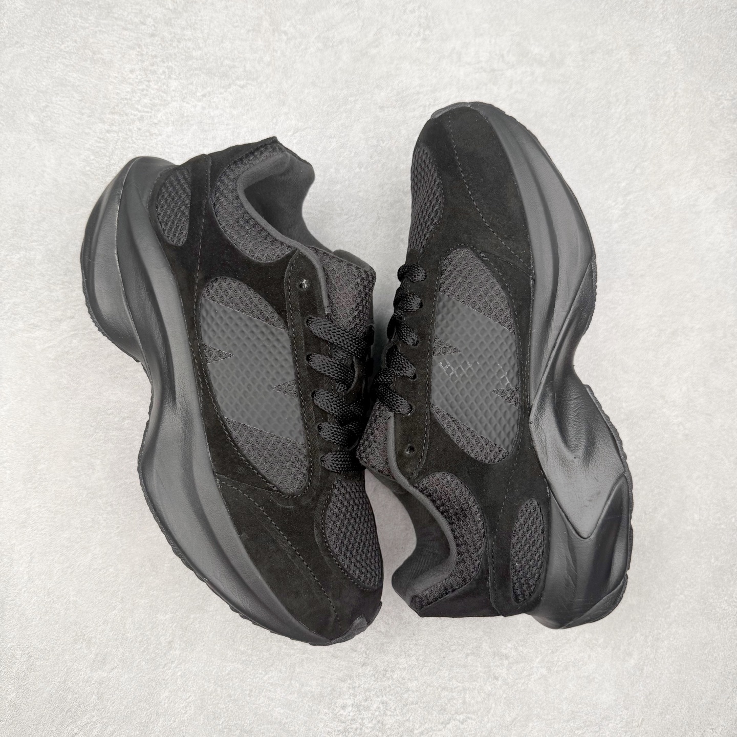 图片[3]-AURALEE x New Balance Warped Runner NB新百伦联名低帮复古老爹风休闲运动慢跑鞋 原楦开发版型 采用环保纤维革拼接透气网眼衬垫织物鞋面材质 T-Beam大底提供足步弓支撑 保持步态稳定后跟搭载外露缓震胶 破坏解构做旧有内味了 以极简主义美学闻名的日本时尚品牌 AURALEE 在巴黎时装周 2024 年春夏时装秀上推出了与 New Balance 的全新合作鞋款 Warped Runner 采用网布和奢华绒面革覆盖层 侧面的同色系「N」标志是对 New Balance 品牌的微妙致敬 同时配有同色系模压 FuelCell 泡沫中底和橡胶外底 此次合作是两个品牌共同致力于简约设计的完美典范 是日常穿着的绝佳选择 尺码：35.5 36 37 37.5 38 38.5 39.5 40 40.5 41.5 42 42.5 43 44 45-选品中心