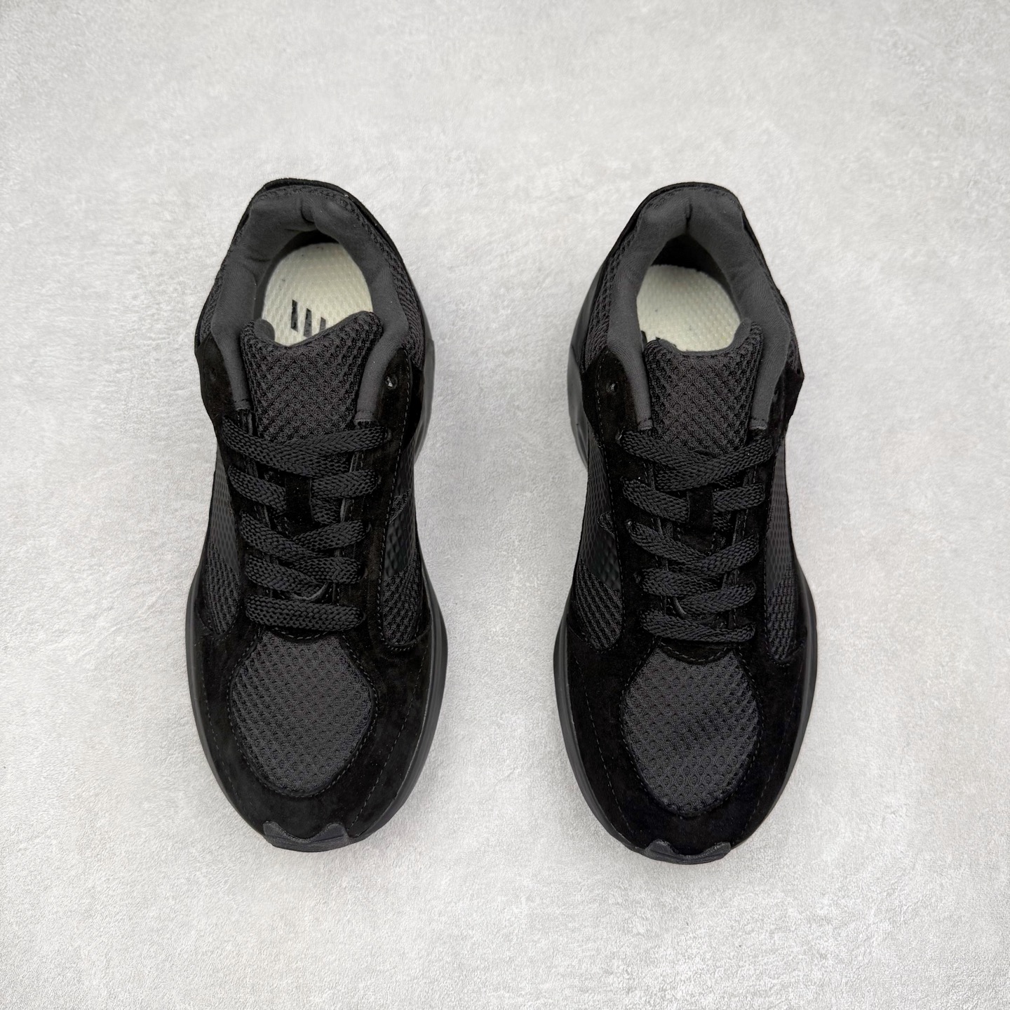 图片[2]-AURALEE x New Balance Warped Runner NB新百伦联名低帮复古老爹风休闲运动慢跑鞋 原楦开发版型 采用环保纤维革拼接透气网眼衬垫织物鞋面材质 T-Beam大底提供足步弓支撑 保持步态稳定后跟搭载外露缓震胶 破坏解构做旧有内味了 以极简主义美学闻名的日本时尚品牌 AURALEE 在巴黎时装周 2024 年春夏时装秀上推出了与 New Balance 的全新合作鞋款 Warped Runner 采用网布和奢华绒面革覆盖层 侧面的同色系「N」标志是对 New Balance 品牌的微妙致敬 同时配有同色系模压 FuelCell 泡沫中底和橡胶外底 此次合作是两个品牌共同致力于简约设计的完美典范 是日常穿着的绝佳选择 尺码：35.5 36 37 37.5 38 38.5 39.5 40 40.5 41.5 42 42.5 43 44 45-选品中心