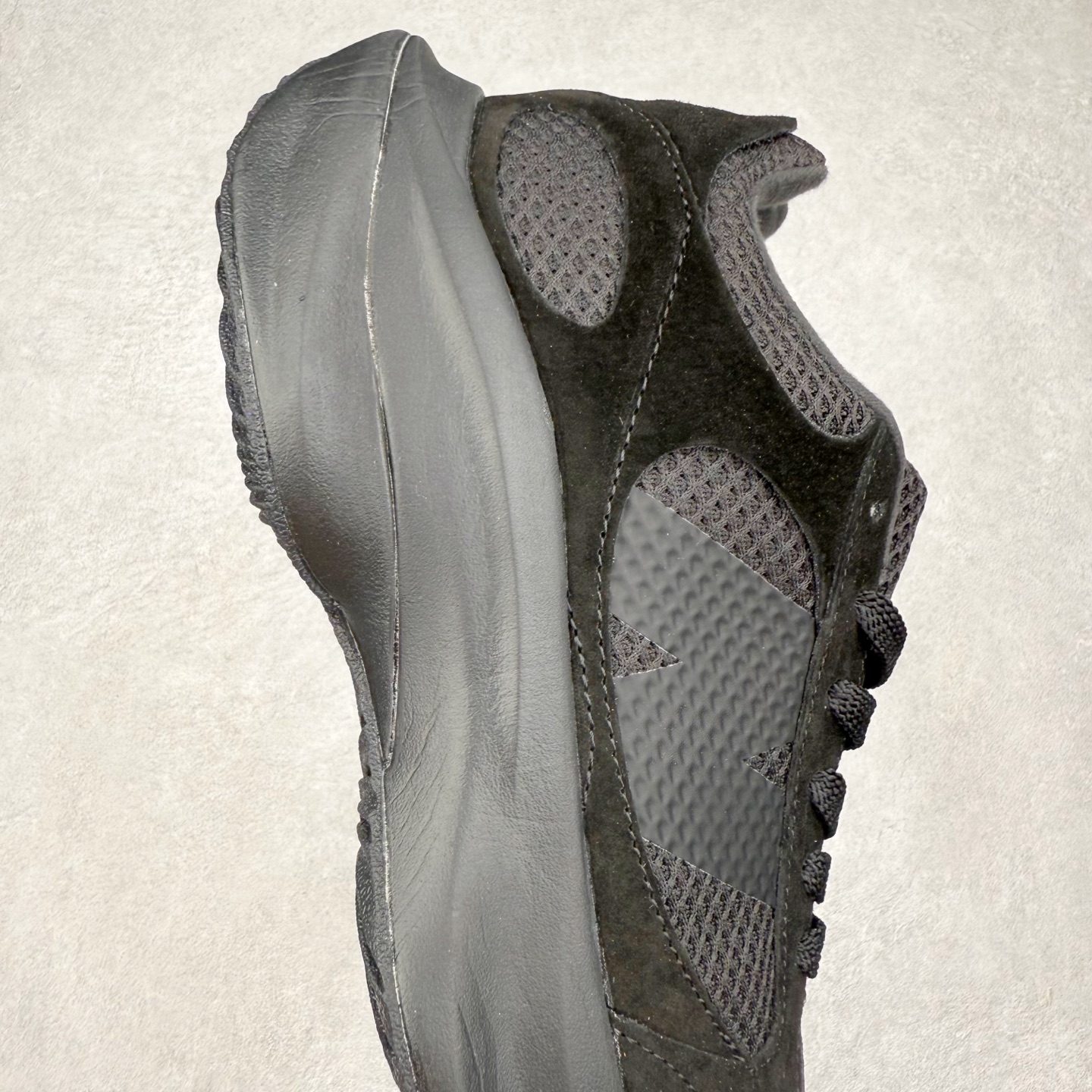 图片[6]-AURALEE x New Balance Warped Runner NB新百伦联名低帮复古老爹风休闲运动慢跑鞋 原楦开发版型 采用环保纤维革拼接透气网眼衬垫织物鞋面材质 T-Beam大底提供足步弓支撑 保持步态稳定后跟搭载外露缓震胶 破坏解构做旧有内味了 以极简主义美学闻名的日本时尚品牌 AURALEE 在巴黎时装周 2024 年春夏时装秀上推出了与 New Balance 的全新合作鞋款 Warped Runner 采用网布和奢华绒面革覆盖层 侧面的同色系「N」标志是对 New Balance 品牌的微妙致敬 同时配有同色系模压 FuelCell 泡沫中底和橡胶外底 此次合作是两个品牌共同致力于简约设计的完美典范 是日常穿着的绝佳选择 尺码：35.5 36 37 37.5 38 38.5 39.5 40 40.5 41.5 42 42.5 43 44 45-选品中心