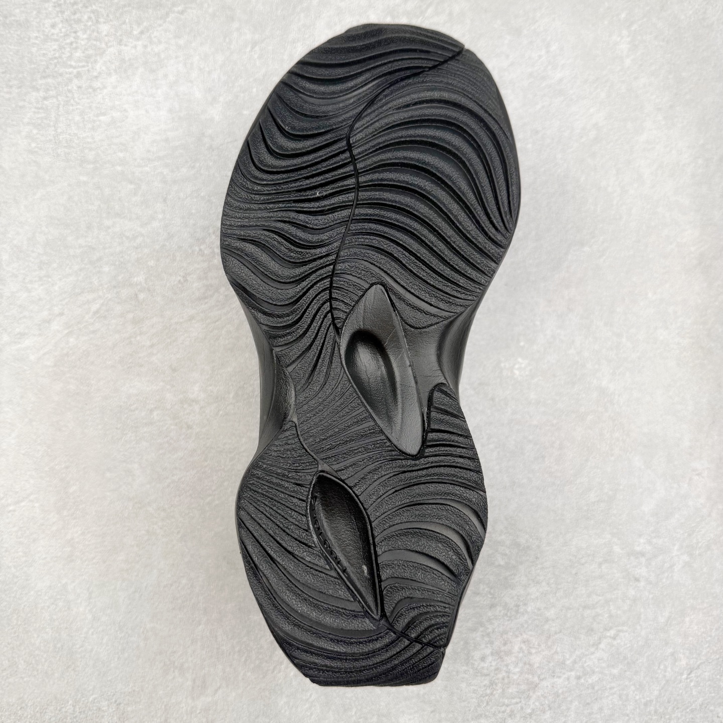 图片[9]-AURALEE x New Balance Warped Runner NB新百伦联名低帮复古老爹风休闲运动慢跑鞋 原楦开发版型 采用环保纤维革拼接透气网眼衬垫织物鞋面材质 T-Beam大底提供足步弓支撑 保持步态稳定后跟搭载外露缓震胶 破坏解构做旧有内味了 以极简主义美学闻名的日本时尚品牌 AURALEE 在巴黎时装周 2024 年春夏时装秀上推出了与 New Balance 的全新合作鞋款 Warped Runner 采用网布和奢华绒面革覆盖层 侧面的同色系「N」标志是对 New Balance 品牌的微妙致敬 同时配有同色系模压 FuelCell 泡沫中底和橡胶外底 此次合作是两个品牌共同致力于简约设计的完美典范 是日常穿着的绝佳选择 尺码：35.5 36 37 37.5 38 38.5 39.5 40 40.5 41.5 42 42.5 43 44 45-选品中心