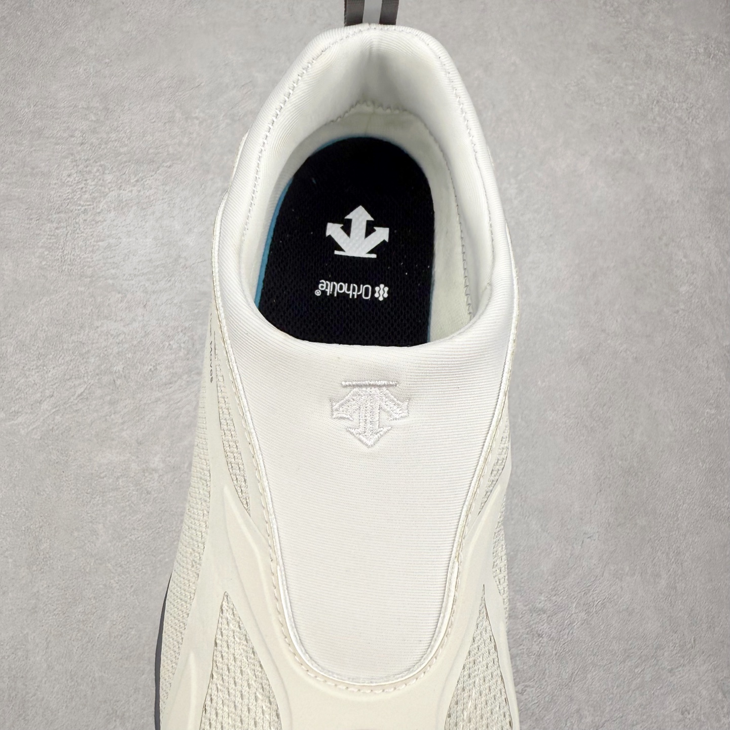 图片[5]-DESCENTE Terrain D 迪桑特潮流运动耐磨 低帮 休闲训练城市通勤跑步鞋 DESCENTE（迪桑特）创立于1935年，品牌名取自法语词汇，意为“滑降”。品牌箭头标识代表滑雪的三种技术“高速直线滑行”、“穿越”和“侧滑”，也寓意品牌在打造高端专业运动产品中不断追求完美的创新精神，致力于成为中国高端专业滑雪、综训、女子、铁人三项、高尔夫的第一品牌。实拍调校N版已经零色差零失真 百分百还原实物色彩所见即所得 不存在货不对板色差等低级问题 选购参考实物拍摄 不混卖不参货 只用心做好货严格选品 承诺混一赔十 尺码：36 36.5 37.5 38 38.5 39 40 40.5 41 42 42.5 43 44 44.5 45-选品中心