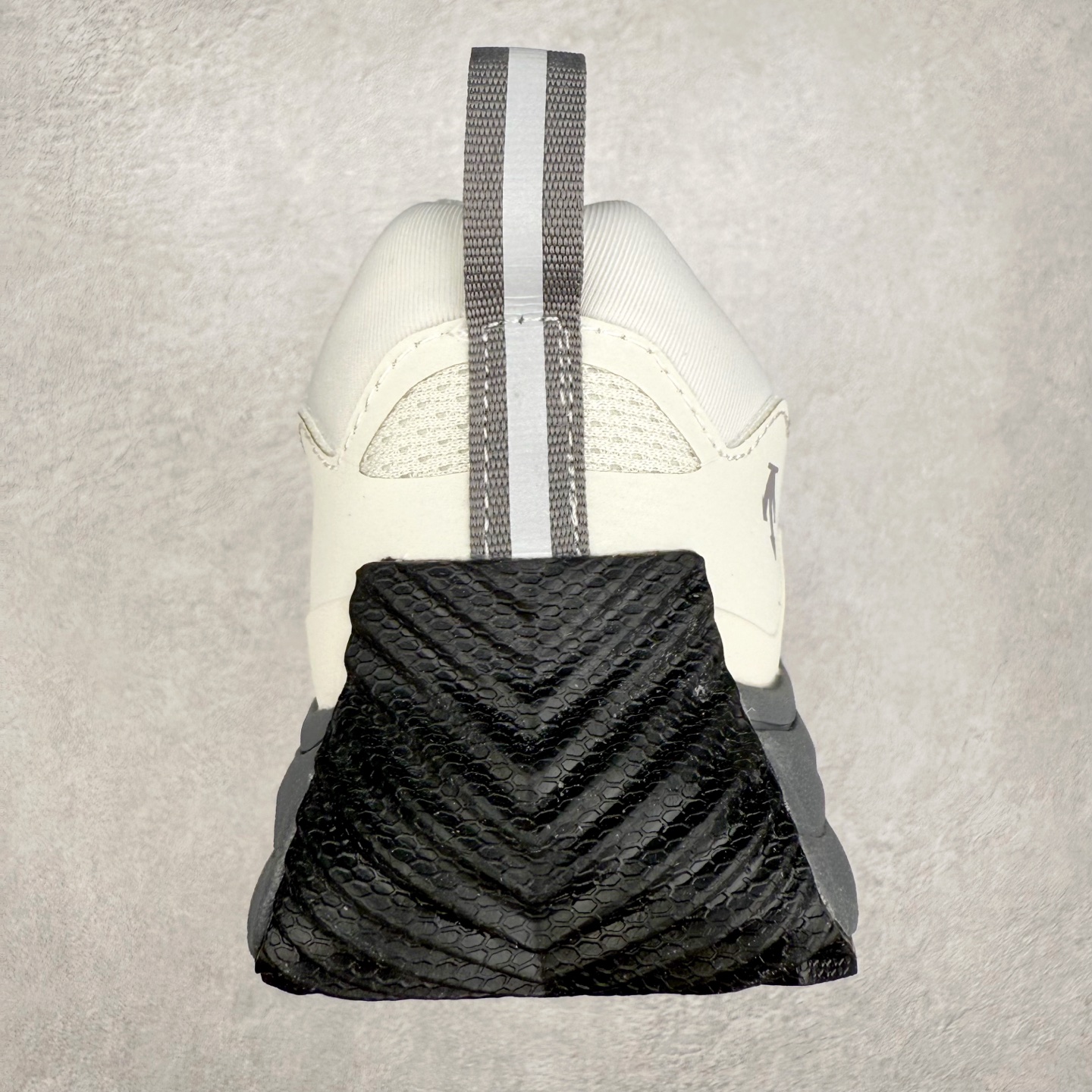 图片[8]-DESCENTE Terrain D 迪桑特潮流运动耐磨 低帮 休闲训练城市通勤跑步鞋 DESCENTE（迪桑特）创立于1935年，品牌名取自法语词汇，意为“滑降”。品牌箭头标识代表滑雪的三种技术“高速直线滑行”、“穿越”和“侧滑”，也寓意品牌在打造高端专业运动产品中不断追求完美的创新精神，致力于成为中国高端专业滑雪、综训、女子、铁人三项、高尔夫的第一品牌。实拍调校N版已经零色差零失真 百分百还原实物色彩所见即所得 不存在货不对板色差等低级问题 选购参考实物拍摄 不混卖不参货 只用心做好货严格选品 承诺混一赔十 尺码：36 36.5 37.5 38 38.5 39 40 40.5 41 42 42.5 43 44 44.5 45-选品中心