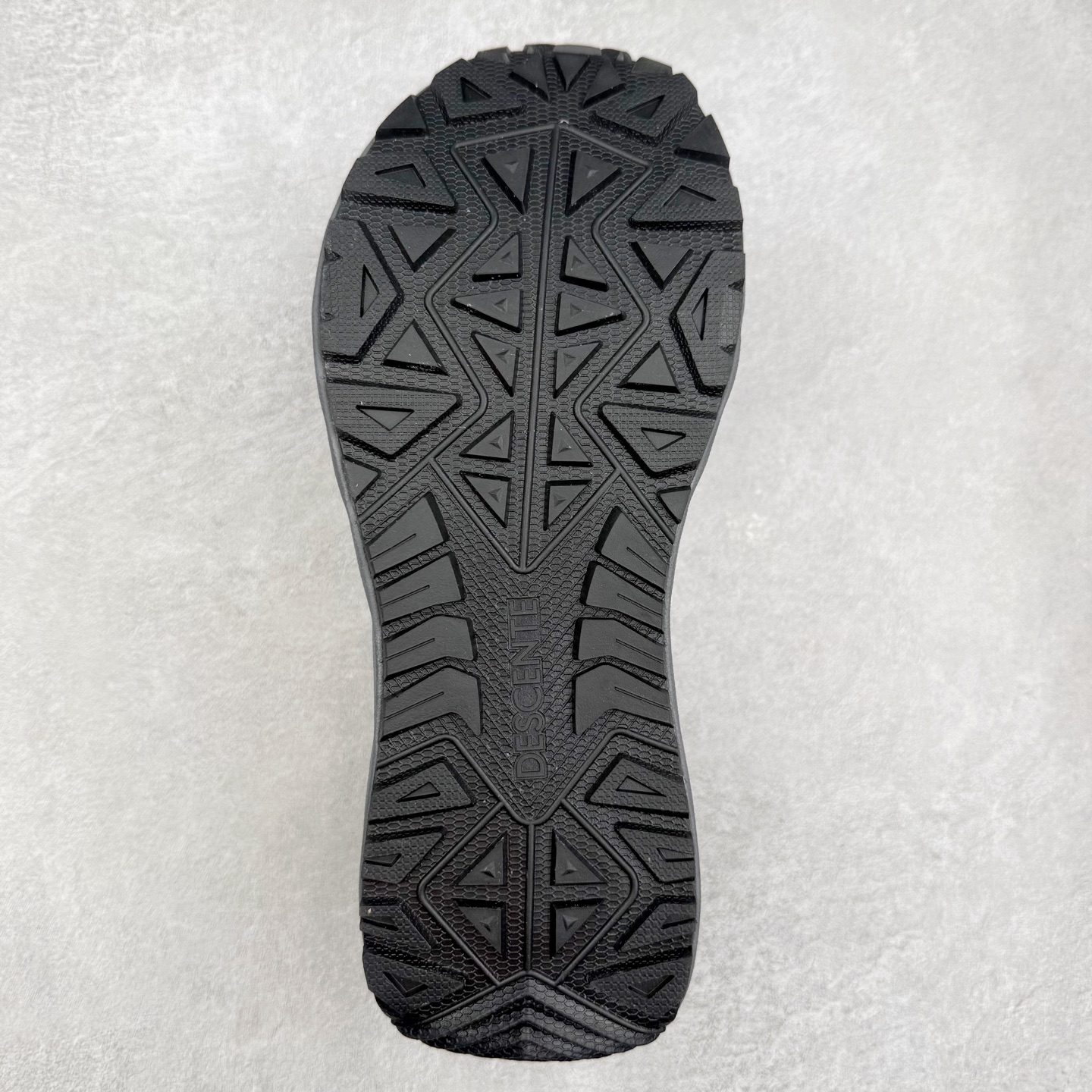 图片[9]-DESCENTE Terrain D 迪桑特潮流运动耐磨 低帮 休闲训练城市通勤跑步鞋 DESCENTE（迪桑特）创立于1935年，品牌名取自法语词汇，意为“滑降”。品牌箭头标识代表滑雪的三种技术“高速直线滑行”、“穿越”和“侧滑”，也寓意品牌在打造高端专业运动产品中不断追求完美的创新精神，致力于成为中国高端专业滑雪、综训、女子、铁人三项、高尔夫的第一品牌。实拍调校N版已经零色差零失真 百分百还原实物色彩所见即所得 不存在货不对板色差等低级问题 选购参考实物拍摄 不混卖不参货 只用心做好货严格选品 承诺混一赔十 尺码：36 36.5 37.5 38 38.5 39 40 40.5 41 42 42.5 43 44 44.5 45-选品中心