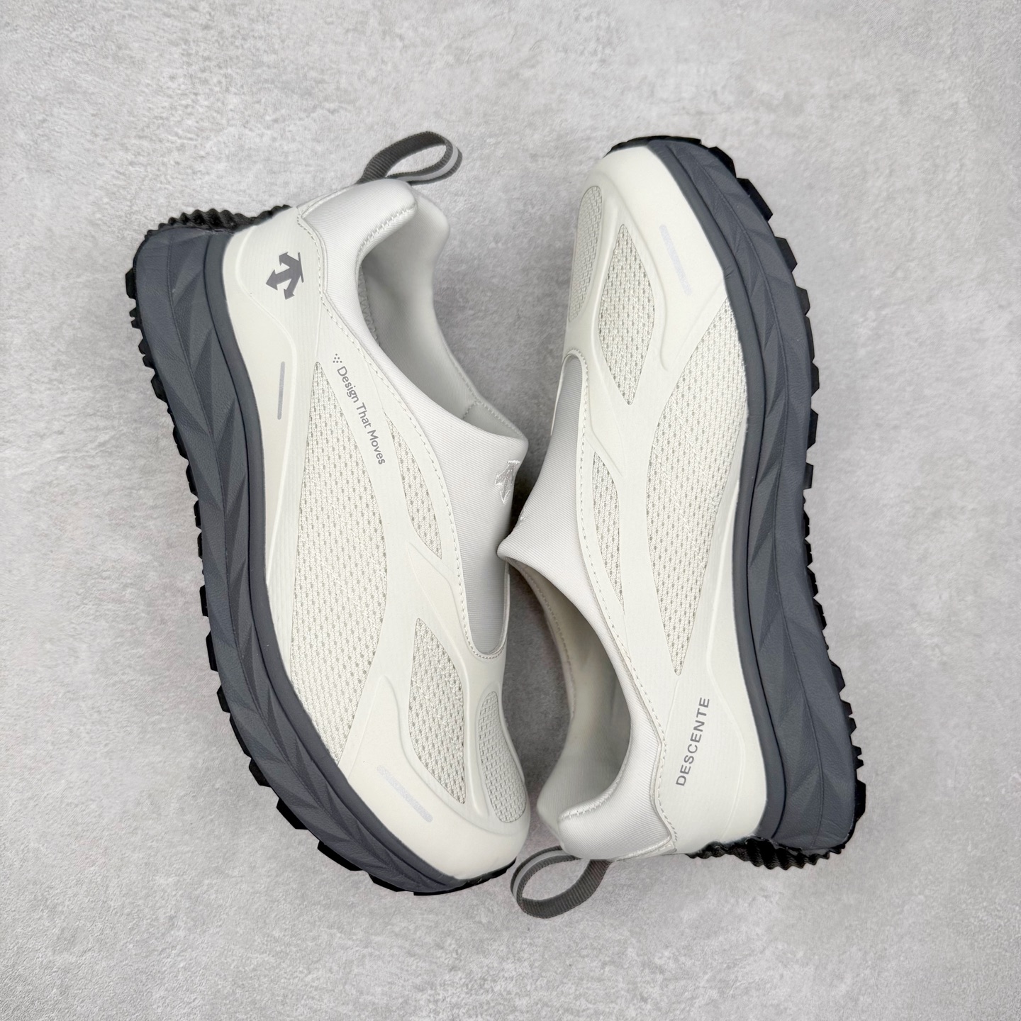 图片[3]-DESCENTE Terrain D 迪桑特潮流运动耐磨 低帮 休闲训练城市通勤跑步鞋 DESCENTE（迪桑特）创立于1935年，品牌名取自法语词汇，意为“滑降”。品牌箭头标识代表滑雪的三种技术“高速直线滑行”、“穿越”和“侧滑”，也寓意品牌在打造高端专业运动产品中不断追求完美的创新精神，致力于成为中国高端专业滑雪、综训、女子、铁人三项、高尔夫的第一品牌。实拍调校N版已经零色差零失真 百分百还原实物色彩所见即所得 不存在货不对板色差等低级问题 选购参考实物拍摄 不混卖不参货 只用心做好货严格选品 承诺混一赔十 尺码：36 36.5 37.5 38 38.5 39 40 40.5 41 42 42.5 43 44 44.5 45-选品中心